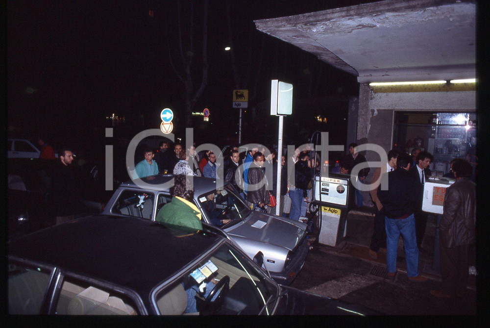 Fotografia d epoca originale Automobilisti al distributore di benzina AGIP ROMA 1980ca 35 mm vintage slide 3 1