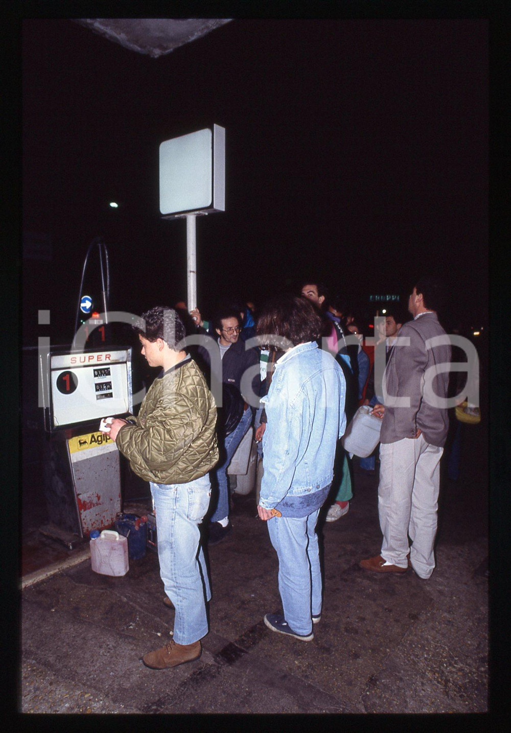 Automobilisti al distributore di benzina AGIP ROMA 1980ca *35 mm vintage slide 4