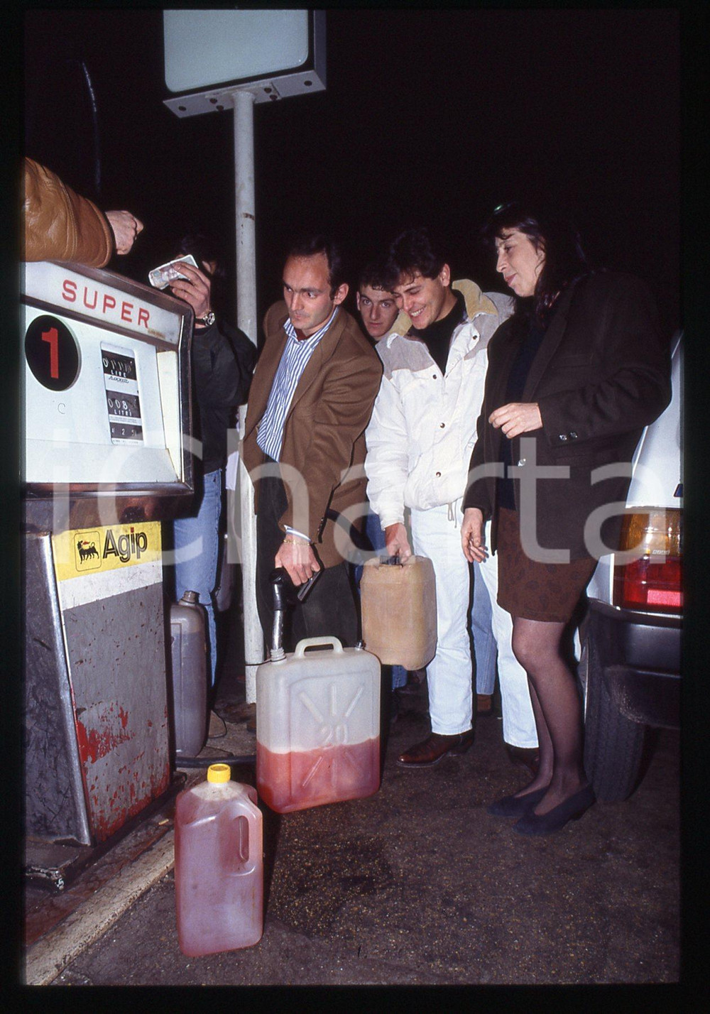 Fotografia d epoca originale Automobilisti al distributore di benzina AGIP ROMA 1980ca 35 mm vintage slide 5 1