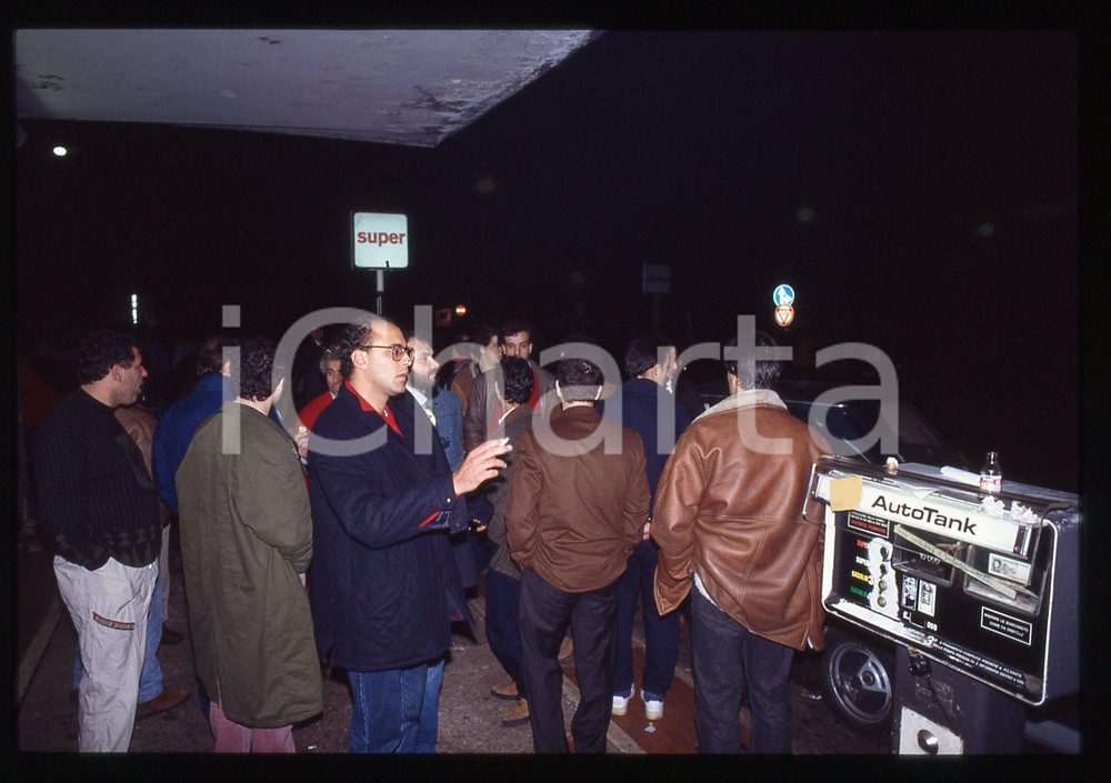 Automobilisti al distributore di benzina AGIP ROMA 1980ca *35 mm vintage slide 6