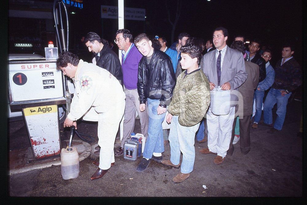 Automobilisti al distributore di benzina AGIP ROMA 1980ca *35 mm vintage slide 9