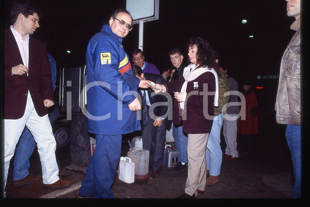 Fotografia d epoca originale Automobilisti al distributore benzina AGIP ROMA 1980ca 35 mm vintage slide 10 1