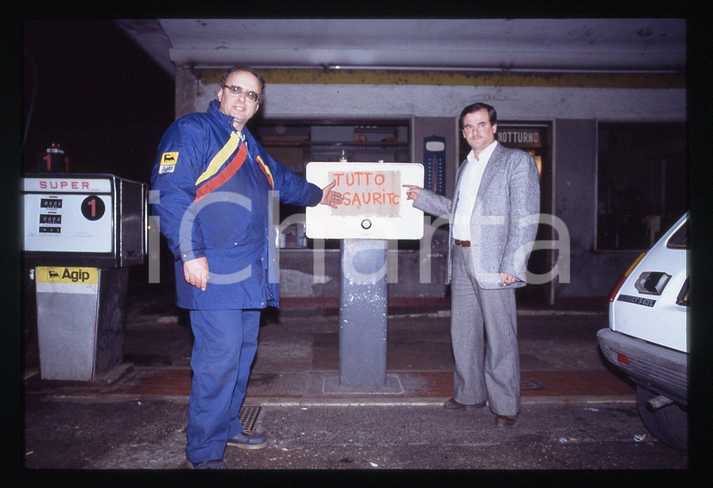 Fotografia d epoca originale Automobilisti al distributore benzina AGIP ROMA 1980 ca  35 mm vintage slide 11 1