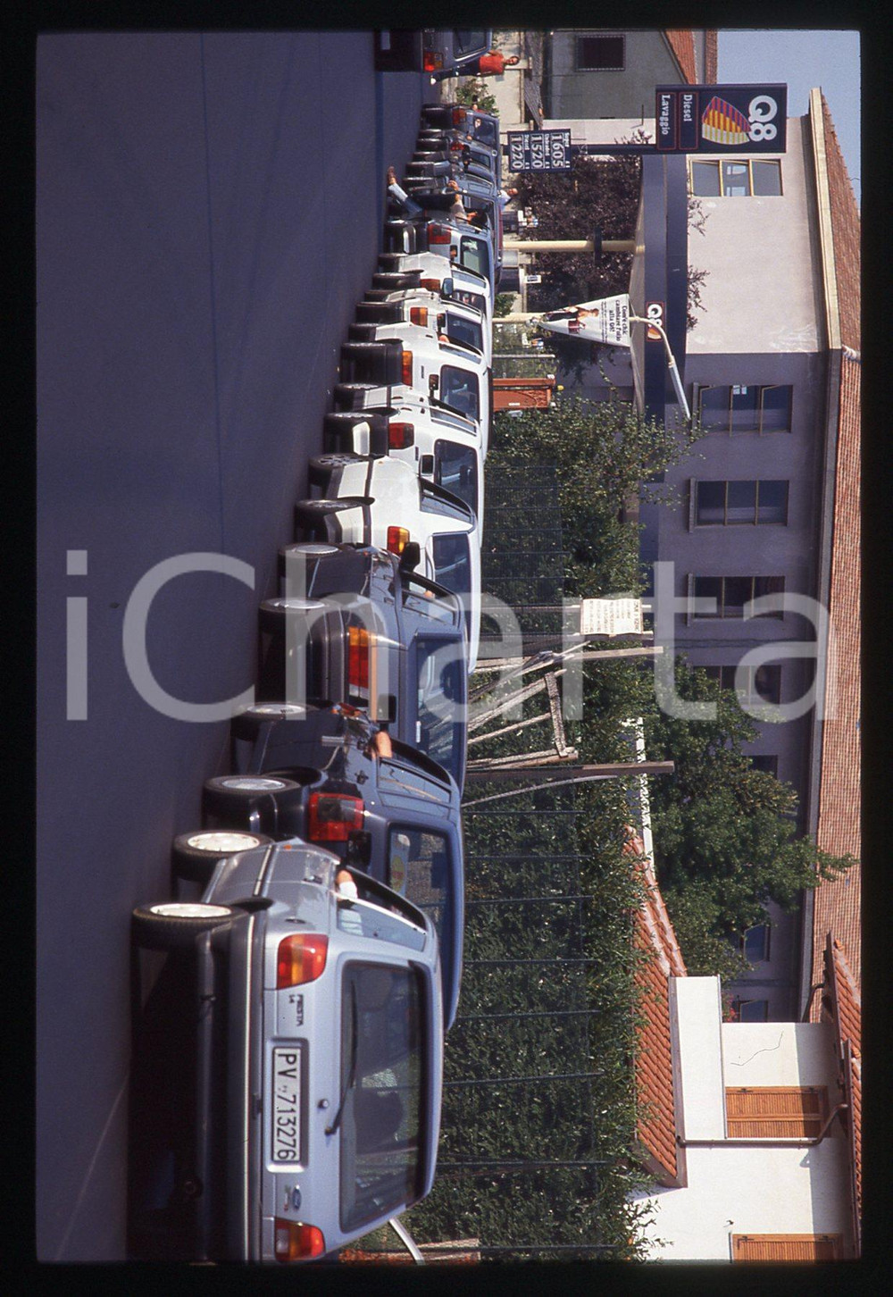Automobili coda distributore benzina Q8 VIGEVANO 1990 ca * 35 mm vintage slide 2