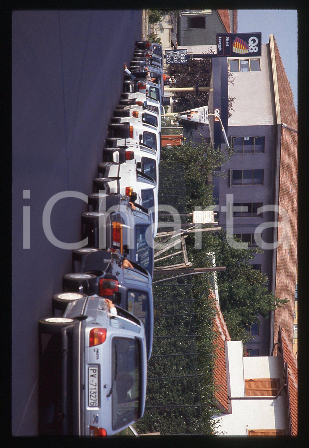 Automobili coda distributore benzina Q8 VIGEVANO 1990 ca * 35 mm vintage slide 3