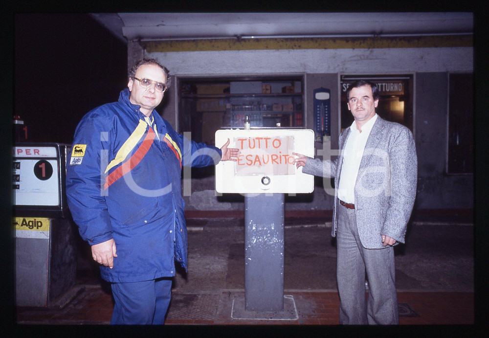 Automobilisti al distributore benzina AGIP ROMA 1980 ca * 35 mm vintage slide 13
