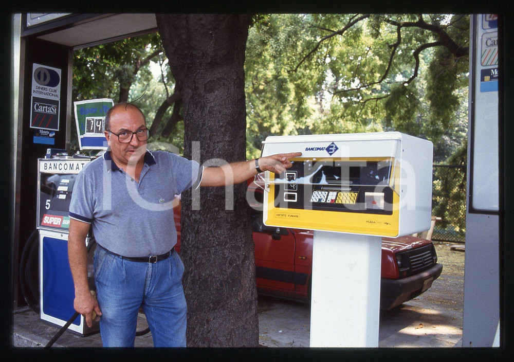 Automobilisti al distributore di benzina MILANO 1990 ca * 35 mm vintage slide