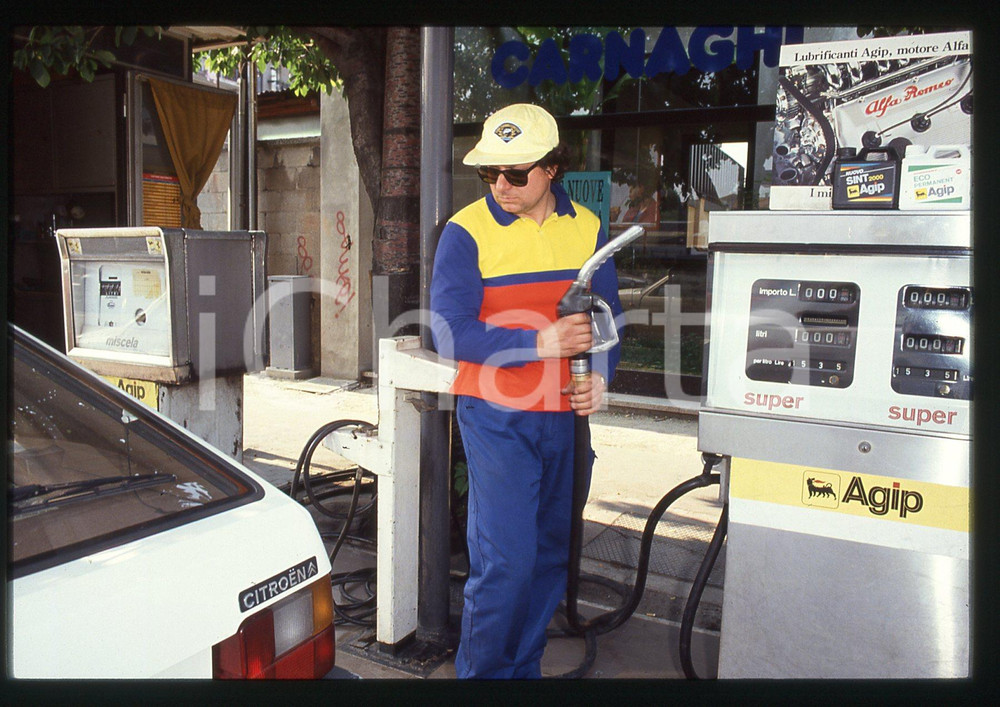 Fotografia d epoca originale Benzinaio al distributore di benzina  AGIP MILANO 1990 ca  35 mm vintage slide 1