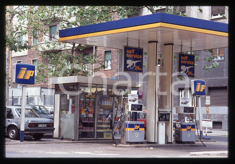 Distributore di benzina IP MILANO 1990 ca * 35 mm vintage slide