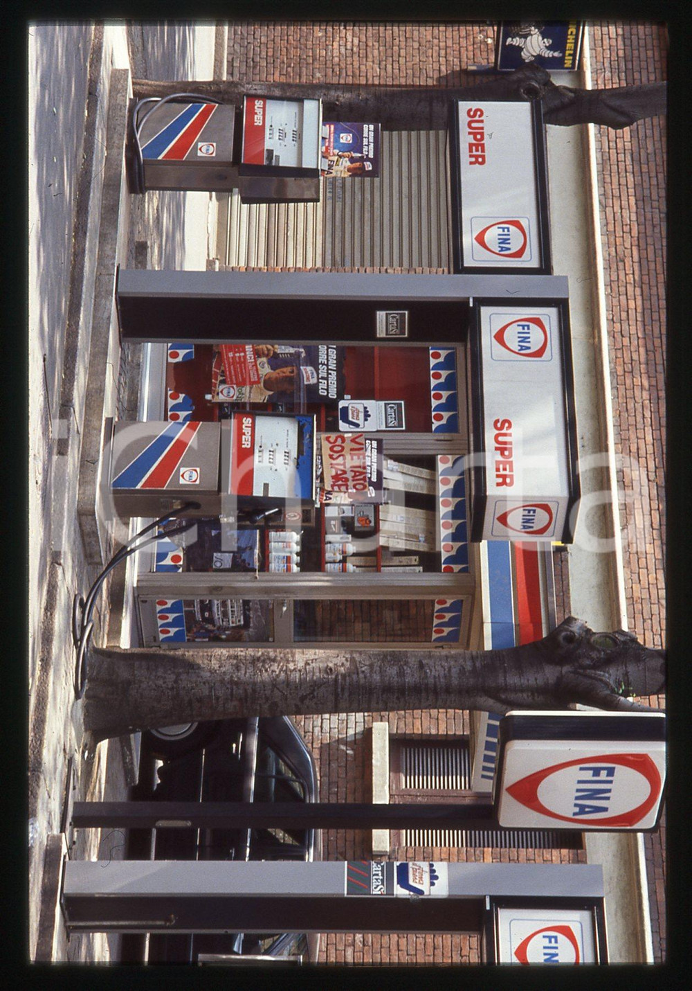 Distributore di benzina FINA MILANO 1990 ca * 35 mm vintage slide