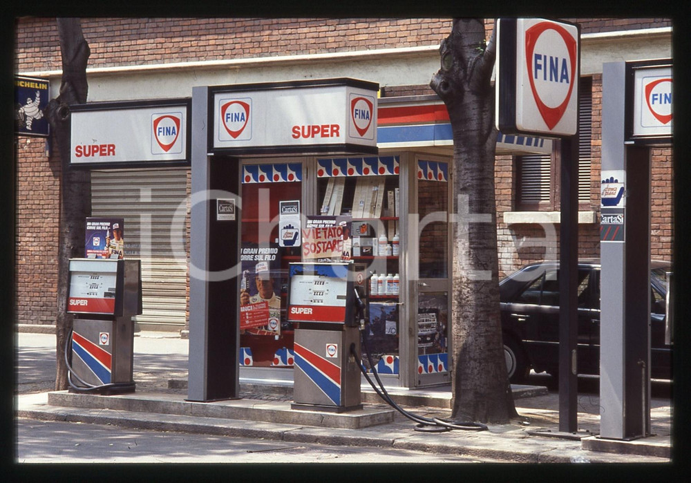 Fotografia d epoca originale Distributore di benzina FINA MILANO 1990 ca  35 mm vintage slide 1