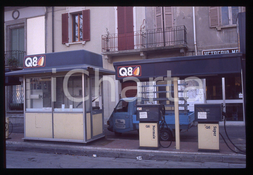 Fotografia d epoca originale Distributore di benzina Q8 MILANO 1990 ca  35 mm vintage slide 1