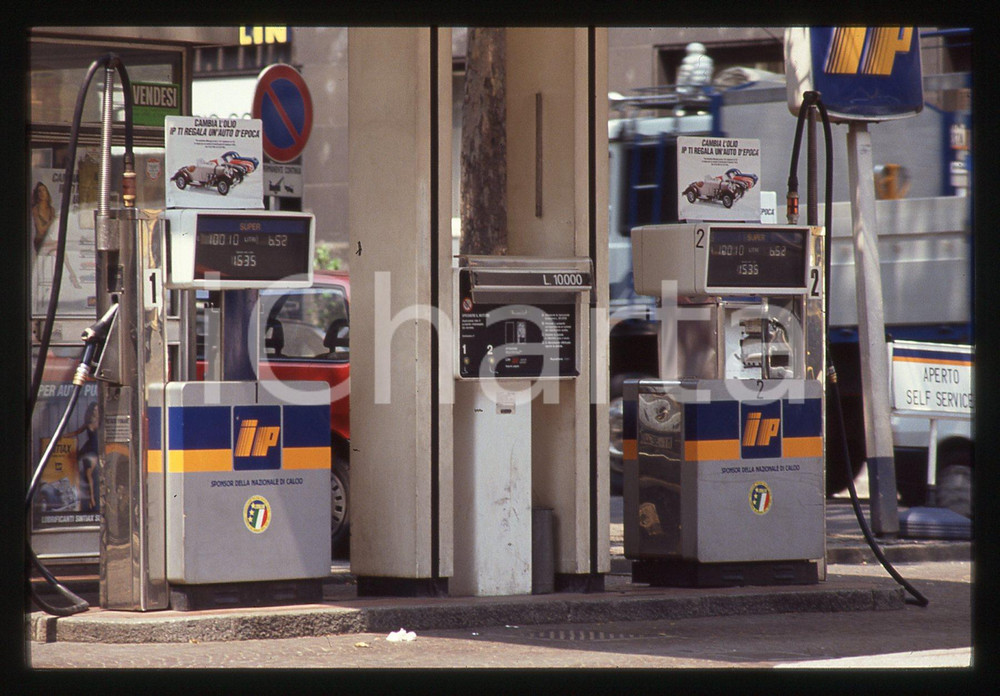 Fotografia d epoca originale Distributore di benzina IP MILANO 1990 ca  35 mm vintage slide 2 1