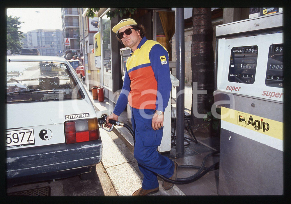 Fotografia d epoca originale Benzinaio al distributore di benzina  AGIP MILANO 1990ca  35 mm vintage slide 2 1