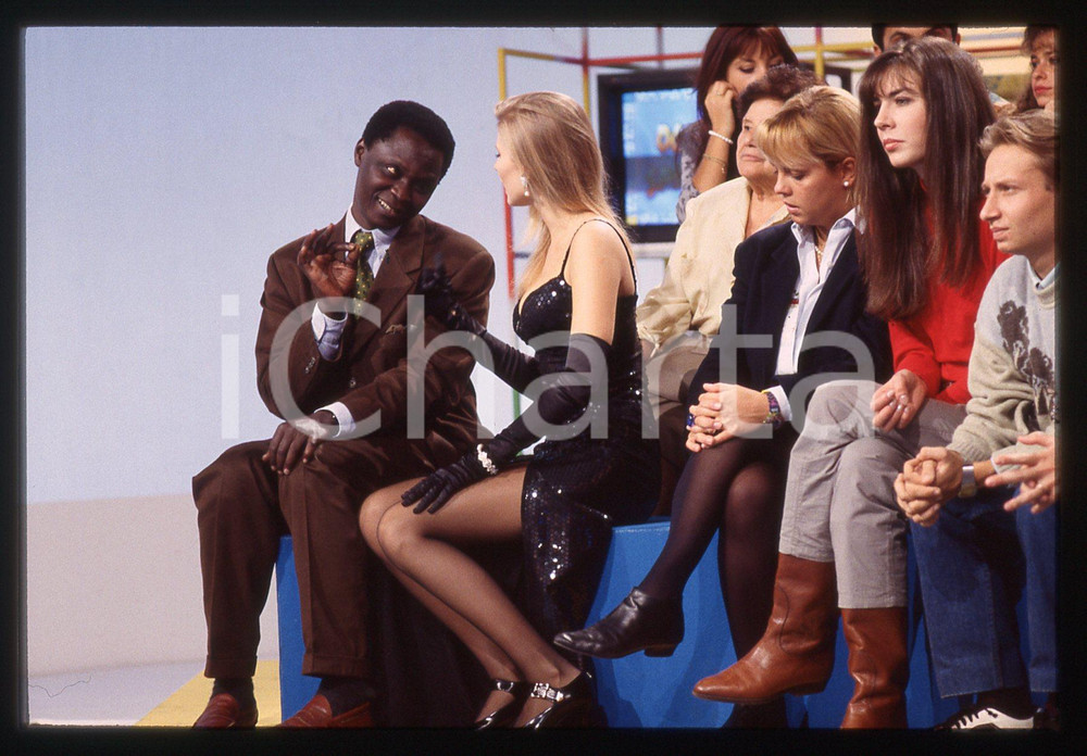 Laura FREDDI e IDRIS - OCCHIO ALLO SPECCHIO CANALE 5 1992 *35 mm vintage slide 3 Diapositiva d'epoca, in formato 35 mm.Per i diritti rivolgersi a ICharta.E' severamente vietata la riproduzione. Tutti i diritti sono riservati.Nella diapositiva ICharta mette in vendita, sul negozio eBay e in esclusiva sul sito "icharta" il proprio archivio composto da numerose diapositive e negativi fotografici d'epoca, tutti originali e autentici, che attraversano la storia del costume italiano tra gli la fine degli anni Sessanta e Novanta.Si tratta di uno sguardo inedito sull'attualit&agrave;, la politica, la vita quotidiana, il gossip e la cultura, che fotografa il cambiamento della nazione in quest'ultimo scorcio del XX secolo. Un'occasione unica per il mercato del collezionismo, che vede finalmente disponibile un archivio eccezionale per vastit&agrave;, tematiche e condizioni, in un settore (il negativo fotografico e la diapositiva) di assoluta novit&agrave; e dalle interessanti prospettive di investimento.  GOOD/buono   originale e autentica 1