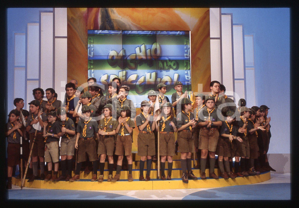 Boy scouts - OCCHIO ALLO SPECCHIO CANALE 5 1992 35 mm vintage slide Diapositiva d'epoca, in formato 35 mm.E' severamente vietata la riproduzione. Tutti i diritti sono riservati.Nella diapositiva ICharta mette in vendita, sul negozio eBay e in esclusiva sul sito "icharta" il proprio archivio composto da numerose diapositive e negativi fotografici d'epoca, tutti originali e autentici, che attraversano la storia del costume italiano tra gli la fine degli anni Sessanta e Novanta.Si tratta di uno sguardo inedito sull'attualità, la politica, la vita quotidiana, il gossip e la cultura, che fotografa il cambiamento della nazione in quest'ultimo scorcio del XX secolo. Un'occasione unica per il mercato del collezionismo, che vede finalmente disponibile un archivio eccezionale per vastità, tematiche e condizioni, in un settore (il negativo fotografico e la diapositiva) di assoluta novità e dalle interessanti prospettive di investimento.   FAIR/discreto  FORMATO: 35mm originale e autentica 1