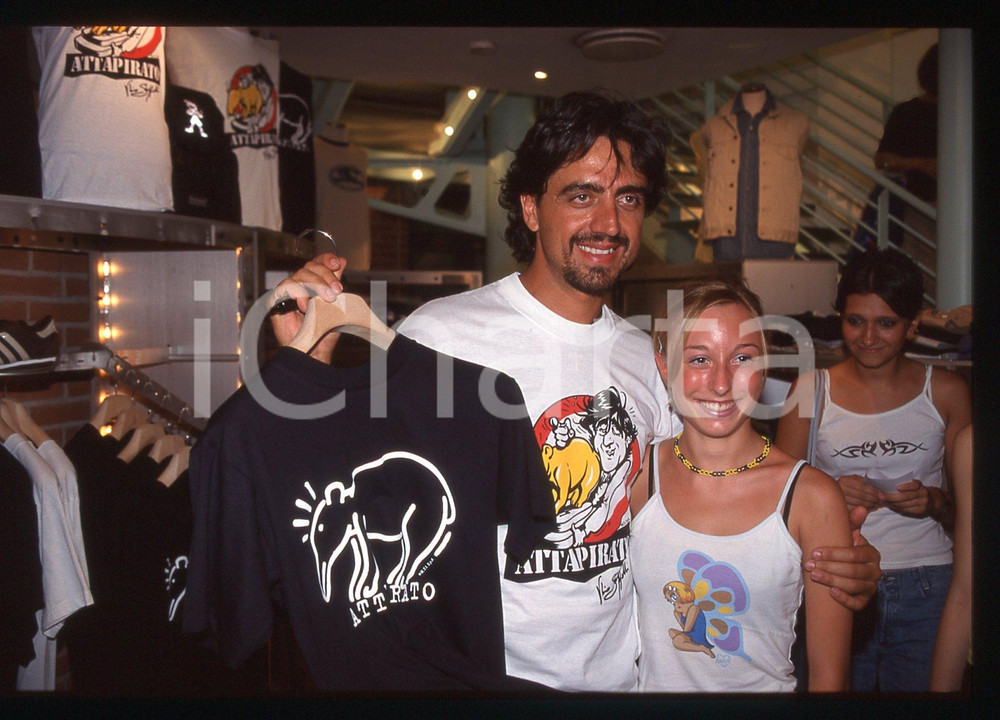 Valerio STAFFELLI abbigliamento linea Attapirato 2000 ca 35 mm vintage slide 16 Diapositiva d'epoca, in formato 35 mm.E' severamente vietata la riproduzione. Tutti i diritti sono riservati.Nella diapositiva ICharta mette in vendita, sul negozio eBay e in esclusiva sul sito "icharta" il proprio archivio composto da numerose diapositive e negativi fotografici d'epoca, tutti originali e autentici, che attraversano la storia del costume italiano tra gli la fine degli anni Sessanta e Novanta.Si tratta di uno sguardo inedito sull'attualità, la politica, la vita quotidiana, il gossip e la cultura, che fotografa il cambiamento della nazione in quest'ultimo scorcio del XX secolo. Un'occasione unica per il mercato del collezionismo, che vede finalmente disponibile un archivio eccezionale per vastità, tematiche e condizioni, in un settore (il negativo fotografico e la diapositiva) di assoluta novità e dalle interessanti prospettive di investimento.   FAIR/discreto  FORMATO: 35mm originale e autentica 1