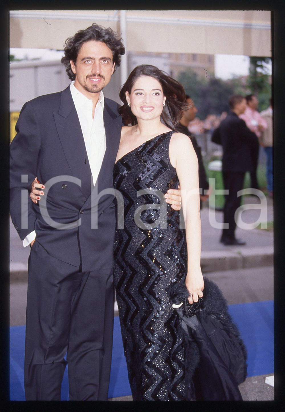Valerio STAFFELLI e Matilde ZARCONE - MILANO 1995 ca 35 mm vintage slide Diapositiva d'epoca, in formato 35 mm.E' severamente vietata la riproduzione. Tutti i diritti sono riservati.Nella diapositiva ICharta mette in vendita, sul negozio eBay e in esclusiva sul sito "icharta" il proprio archivio composto da numerose diapositive e negativi fotografici d'epoca, tutti originali e autentici, che attraversano la storia del costume italiano tra gli la fine degli anni Sessanta e Novanta.Si tratta di uno sguardo inedito sull'attualità, la politica, la vita quotidiana, il gossip e la cultura, che fotografa il cambiamento della nazione in quest'ultimo scorcio del XX secolo. Un'occasione unica per il mercato del collezionismo, che vede finalmente disponibile un archivio eccezionale per vastità, tematiche e condizioni, in un settore (il negativo fotografico e la diapositiva) di assoluta novità e dalle interessanti prospettive di investimento.   FAIR/discreto  FORMATO: 35mm originale e autentica 1