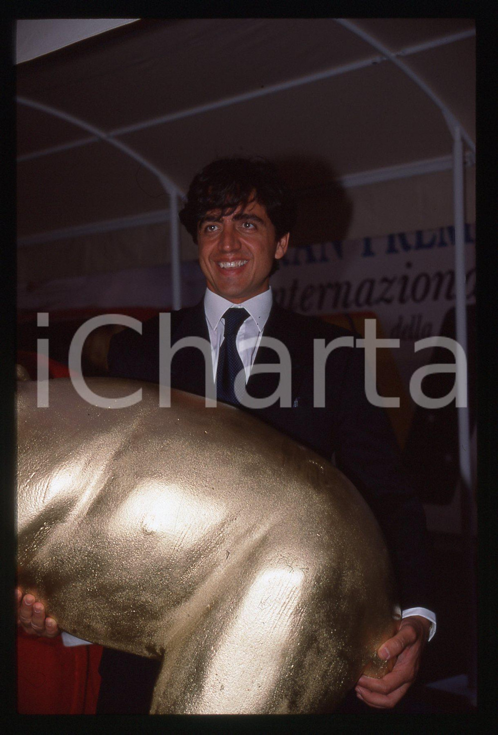 Valerio STAFFELLI alla NOTTE dei TELEGATTI MILANO 1995 ca 35 mm vintage slide Diapositiva d'epoca, in formato 35 mm.E' severamente vietata la riproduzione. Tutti i diritti sono riservati.Nella diapositiva ICharta mette in vendita, sul negozio eBay e in esclusiva sul sito "icharta" il proprio archivio composto da numerose diapositive e negativi fotografici d'epoca, tutti originali e autentici, che attraversano la storia del costume italiano tra gli la fine degli anni Sessanta e Novanta.Si tratta di uno sguardo inedito sull'attualità, la politica, la vita quotidiana, il gossip e la cultura, che fotografa il cambiamento della nazione in quest'ultimo scorcio del XX secolo. Un'occasione unica per il mercato del collezionismo, che vede finalmente disponibile un archivio eccezionale per vastità, tematiche e condizioni, in un settore (il negativo fotografico e la diapositiva) di assoluta novità e dalle interessanti prospettive di investimento.   FAIR/discreto  FORMATO: 35mm originale e autentica 1