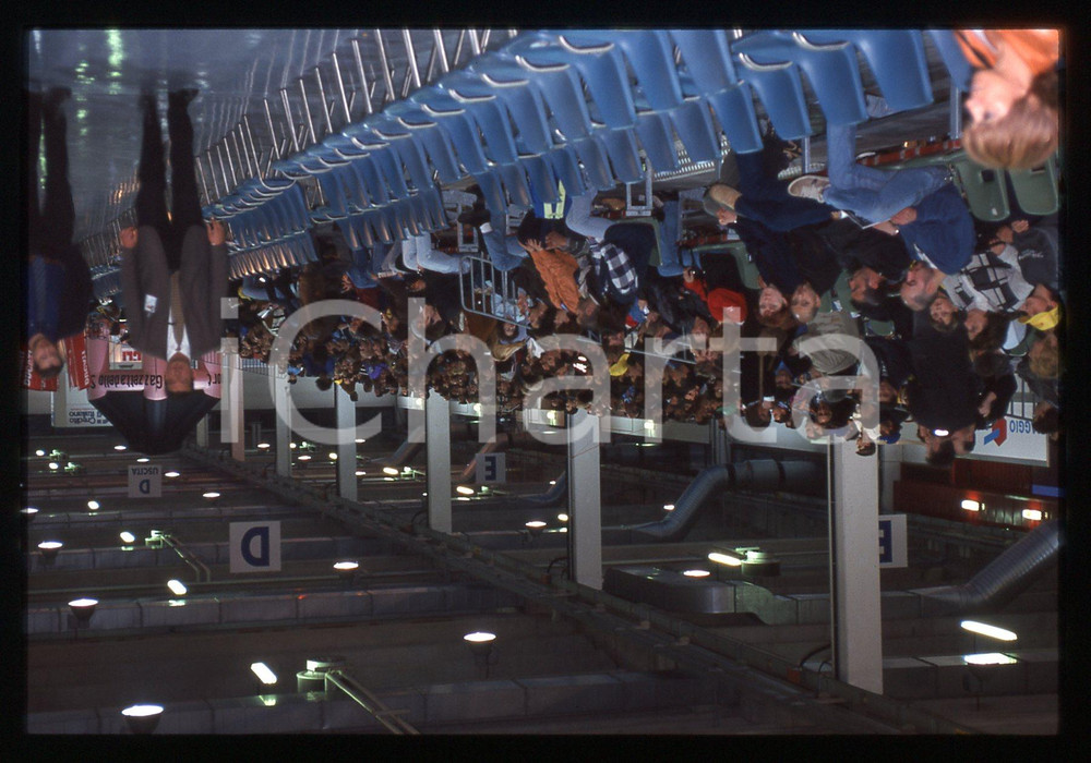 MOTOCLUB LAZZATE Campionato TRIAL INDOOR - MILANO 2000 *35 mm vintage slide 38 Diapositiva d'epoca, in formato 35 mm.E' severamente vietata la riproduzione. Tutti i diritti sono riservati.Nella diapositiva ICharta mette in vendita, sul negozio eBay e in esclusiva sul sito "icharta" il proprio archivio composto da numerose diapositive e negativi fotografici d'epoca, tutti originali e autentici, che attraversano la storia del costume italiano tra gli la fine degli anni Sessanta e Novanta.Si tratta di uno sguardo inedito sull'attualit&agrave;, la politica, la vita quotidiana, il gossip e la cultura, che fotografa il cambiamento della nazione in quest'ultimo scorcio del XX secolo. Un'occasione unica per il mercato del collezionismo, che vede finalmente disponibile un archivio eccezionale per vastit&agrave;, tematiche e condizioni, in un settore (il negativo fotografico e la diapositiva) di assoluta novit&agrave; e dalle interessanti prospettive di investimento.   GOOD/buono   originale e autentica 1