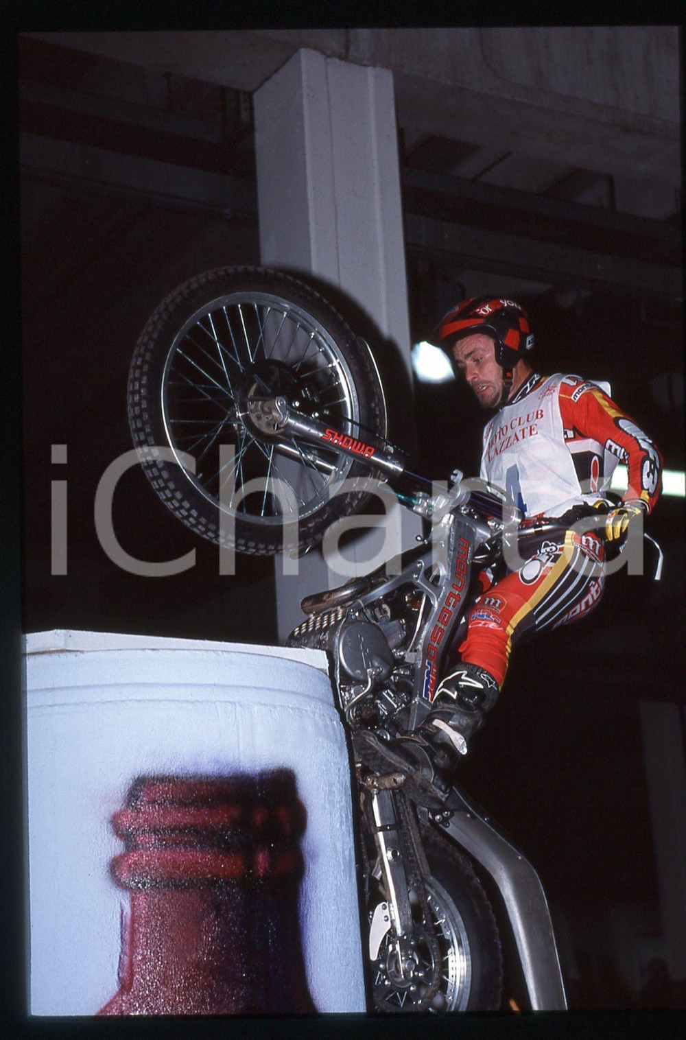 MOTOCLUB LAZZATE - Campionato TRIAL INDOOR - MILANO 2000 35 mm vintage slide 18 Diapositiva d'epoca, in formato 35 mm.CONDIZIONI: GOODE' severamente vietata la riproduzione. Tutti i diritti sono riservati.Nella diapositiva ICharta mette in vendita, sul negozio eBay e in esclusiva sul sito "icharta" il proprio archivio composto da numerose diapositive e negativi fotografici d'epoca, tutti originali e autentici, che attraversano la storia del costume italiano tra gli la fine degli anni Sessanta e Novanta.Si tratta di uno sguardo inedito sull'attualit&agrave;, la politica, la vita quotidiana, il gossip e la cultura, che fotografa il cambiamento della nazione in quest'ultimo scorcio del XX secolo. Un'occasione unica per il mercato del collezionismo, che vede finalmente disponibile un archivio eccezionale per vastit&agrave;, tematiche e condizioni, in un settore (il negativo fotografico e la diapositiva) di assoluta novit&agrave; e dalle interessanti prospettive di investimento.  GOOD/buono   originale e autentica 1