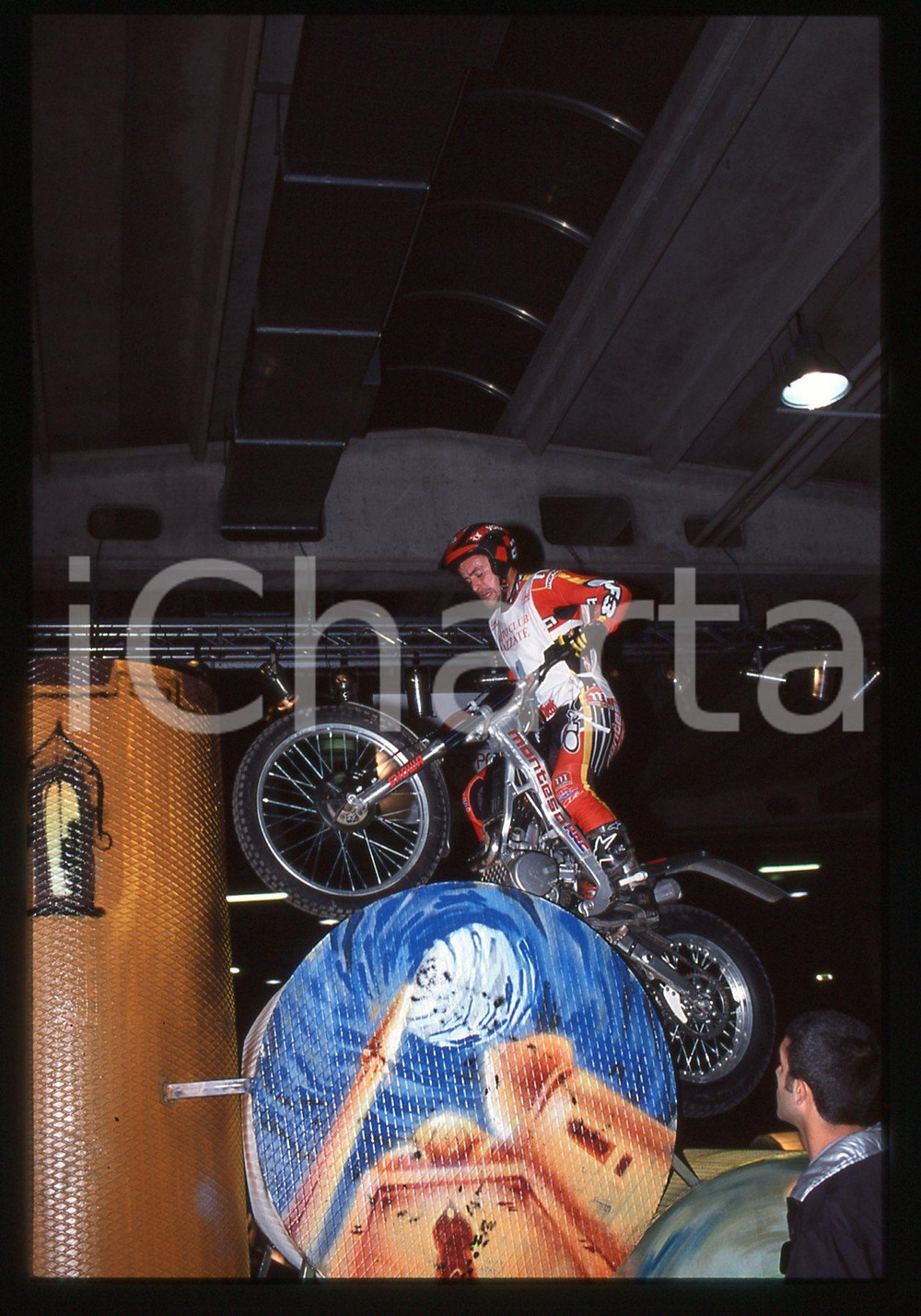 MOTOCLUB LAZZATE - Campionato TRIAL INDOOR - MILANO 2000 35 mm vintage slide 19 Diapositiva d'epoca, in formato 35 mm.CONDIZIONI: GOODE' severamente vietata la riproduzione. Tutti i diritti sono riservati.Nella diapositiva ICharta mette in vendita, sul negozio eBay e in esclusiva sul sito "icharta" il proprio archivio composto da numerose diapositive e negativi fotografici d'epoca, tutti originali e autentici, che attraversano la storia del costume italiano tra gli la fine degli anni Sessanta e Novanta.Si tratta di uno sguardo inedito sull'attualit&agrave;, la politica, la vita quotidiana, il gossip e la cultura, che fotografa il cambiamento della nazione in quest'ultimo scorcio del XX secolo. Un'occasione unica per il mercato del collezionismo, che vede finalmente disponibile un archivio eccezionale per vastit&agrave;, tematiche e condizioni, in un settore (il negativo fotografico e la diapositiva) di assoluta novit&agrave; e dalle interessanti prospettive di investimento.  GOOD/buono   originale e autentica 1