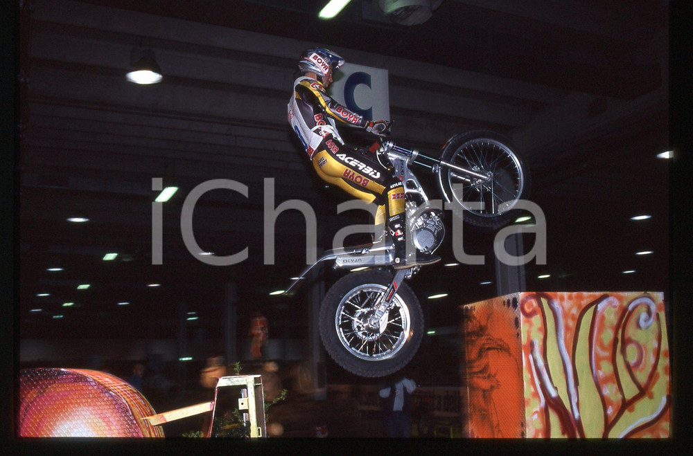 MOTOCLUB LAZZATE - Campionato TRIAL INDOOR - MILANO 2000 35 mm vintage slide 20 Diapositiva d'epoca, in formato 35 mm.CONDIZIONI: GOODE' severamente vietata la riproduzione. Tutti i diritti sono riservati.Nella diapositiva ICharta mette in vendita, sul negozio eBay e in esclusiva sul sito "icharta" il proprio archivio composto da numerose diapositive e negativi fotografici d'epoca, tutti originali e autentici, che attraversano la storia del costume italiano tra gli la fine degli anni Sessanta e Novanta.Si tratta di uno sguardo inedito sull'attualit&agrave;, la politica, la vita quotidiana, il gossip e la cultura, che fotografa il cambiamento della nazione in quest'ultimo scorcio del XX secolo. Un'occasione unica per il mercato del collezionismo, che vede finalmente disponibile un archivio eccezionale per vastit&agrave;, tematiche e condizioni, in un settore (il negativo fotografico e la diapositiva) di assoluta novit&agrave; e dalle interessanti prospettive di investimento.  GOOD/buono   originale e autentica 1