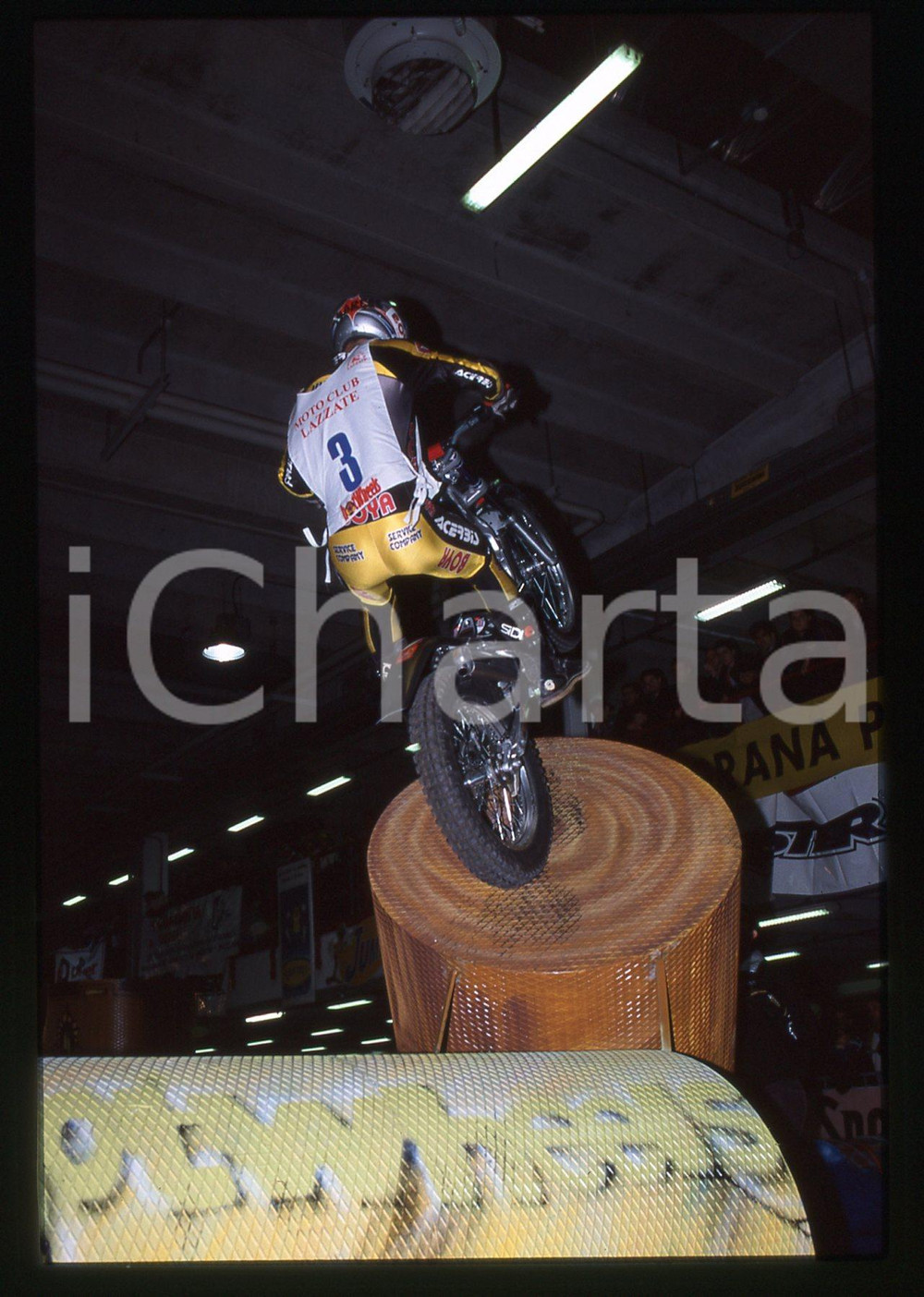 MOTOCLUB LAZZATE - Campionato TRIAL INDOOR - MILANO 2000 35 mm vintage slide 24 Diapositiva d'epoca, in formato 35 mm.CONDIZIONI: GOODE' severamente vietata la riproduzione. Tutti i diritti sono riservati.Nella diapositiva ICharta mette in vendita, sul negozio eBay e in esclusiva sul sito "icharta" il proprio archivio composto da numerose diapositive e negativi fotografici d'epoca, tutti originali e autentici, che attraversano la storia del costume italiano tra gli la fine degli anni Sessanta e Novanta.Si tratta di uno sguardo inedito sull'attualit&agrave;, la politica, la vita quotidiana, il gossip e la cultura, che fotografa il cambiamento della nazione in quest'ultimo scorcio del XX secolo. Un'occasione unica per il mercato del collezionismo, che vede finalmente disponibile un archivio eccezionale per vastit&agrave;, tematiche e condizioni, in un settore (il negativo fotografico e la diapositiva) di assoluta novit&agrave; e dalle interessanti prospettive di investimento.  GOOD/buono   originale e autentica 1