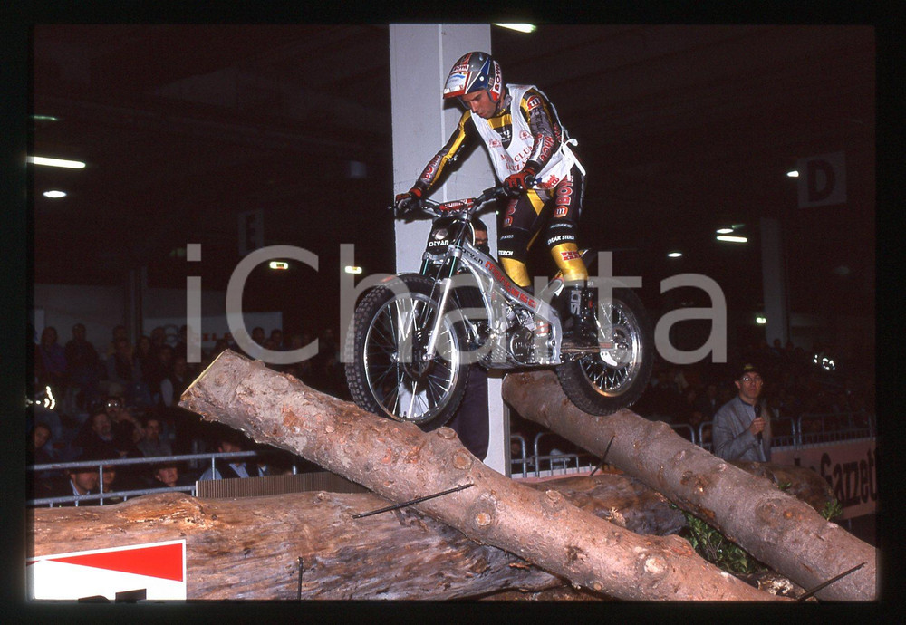 MOTOCLUB LAZZATE - Campionato TRIAL INDOOR - MILANO 2000 35 mm vintage slide 25 Diapositiva d'epoca, in formato 35 mm.CONDIZIONI: GOODE' severamente vietata la riproduzione. Tutti i diritti sono riservati.Nella diapositiva ICharta mette in vendita, sul negozio eBay e in esclusiva sul sito "icharta" il proprio archivio composto da numerose diapositive e negativi fotografici d'epoca, tutti originali e autentici, che attraversano la storia del costume italiano tra gli la fine degli anni Sessanta e Novanta.Si tratta di uno sguardo inedito sull'attualit&agrave;, la politica, la vita quotidiana, il gossip e la cultura, che fotografa il cambiamento della nazione in quest'ultimo scorcio del XX secolo. Un'occasione unica per il mercato del collezionismo, che vede finalmente disponibile un archivio eccezionale per vastit&agrave;, tematiche e condizioni, in un settore (il negativo fotografico e la diapositiva) di assoluta novit&agrave; e dalle interessanti prospettive di investimento.  GOOD/buono   originale e autentica 1