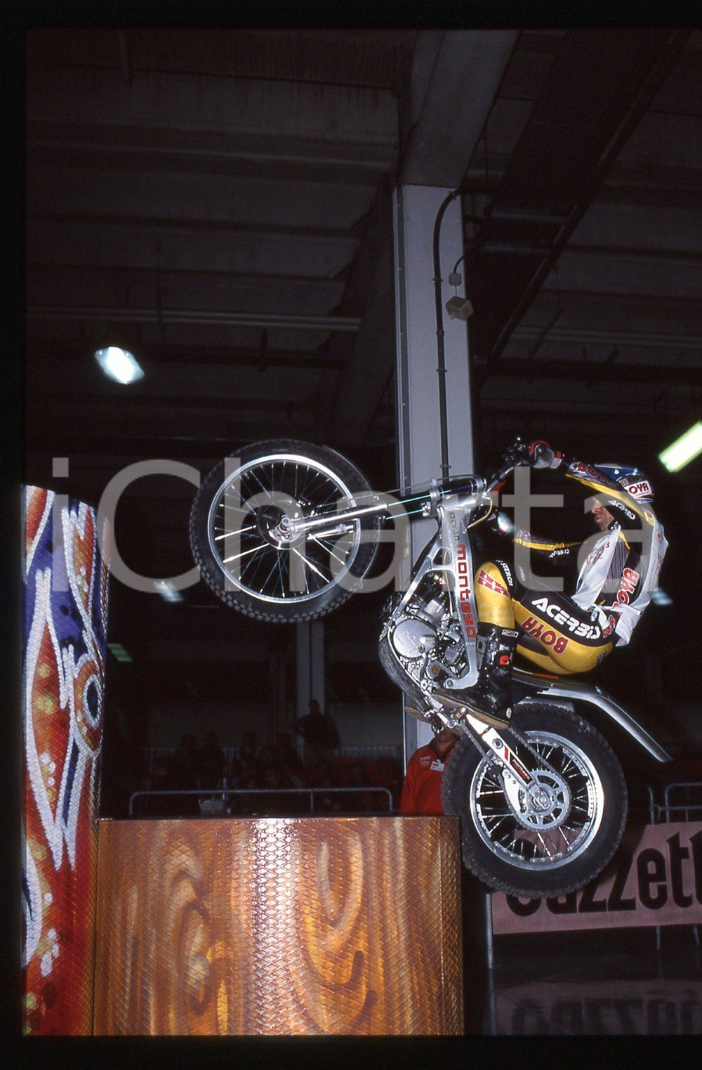 MOTOCLUB LAZZATE - Campionato TRIAL INDOOR - MILANO 2000 35 mm vintage slide 26 Diapositiva d'epoca, in formato 35 mm.CONDIZIONI: GOODE' severamente vietata la riproduzione. Tutti i diritti sono riservati.Nella diapositiva ICharta mette in vendita, sul negozio eBay e in esclusiva sul sito "icharta" il proprio archivio composto da numerose diapositive e negativi fotografici d'epoca, tutti originali e autentici, che attraversano la storia del costume italiano tra gli la fine degli anni Sessanta e Novanta.Si tratta di uno sguardo inedito sull'attualit&agrave;, la politica, la vita quotidiana, il gossip e la cultura, che fotografa il cambiamento della nazione in quest'ultimo scorcio del XX secolo. Un'occasione unica per il mercato del collezionismo, che vede finalmente disponibile un archivio eccezionale per vastit&agrave;, tematiche e condizioni, in un settore (il negativo fotografico e la diapositiva) di assoluta novit&agrave; e dalle interessanti prospettive di investimento.  GOOD/buono   originale e autentica 1