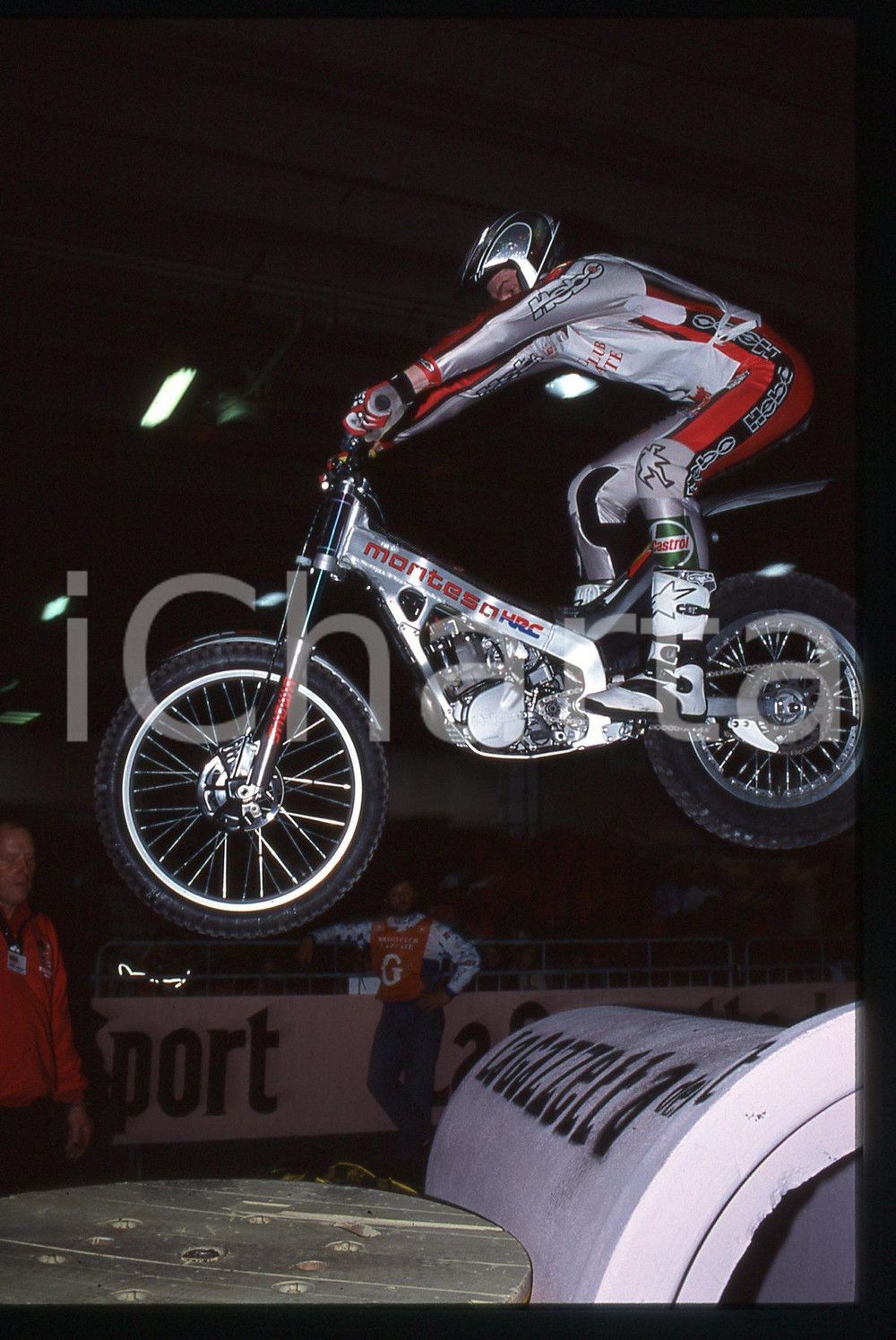 MOTOCLUB LAZZATE - Campionato TRIAL INDOOR - MILANO 2000 35 mm vintage slide 34 Diapositiva d'epoca, in formato 35 mm.CONDIZIONI: GOODE' severamente vietata la riproduzione. Tutti i diritti sono riservati.Nella diapositiva ICharta mette in vendita, sul negozio eBay e in esclusiva sul sito "icharta" il proprio archivio composto da numerose diapositive e negativi fotografici d'epoca, tutti originali e autentici, che attraversano la storia del costume italiano tra gli la fine degli anni Sessanta e Novanta.Si tratta di uno sguardo inedito sull'attualit&agrave;, la politica, la vita quotidiana, il gossip e la cultura, che fotografa il cambiamento della nazione in quest'ultimo scorcio del XX secolo. Un'occasione unica per il mercato del collezionismo, che vede finalmente disponibile un archivio eccezionale per vastit&agrave;, tematiche e condizioni, in un settore (il negativo fotografico e la diapositiva) di assoluta novit&agrave; e dalle interessanti prospettive di investimento.  GOOD/buono   originale e autentica 1