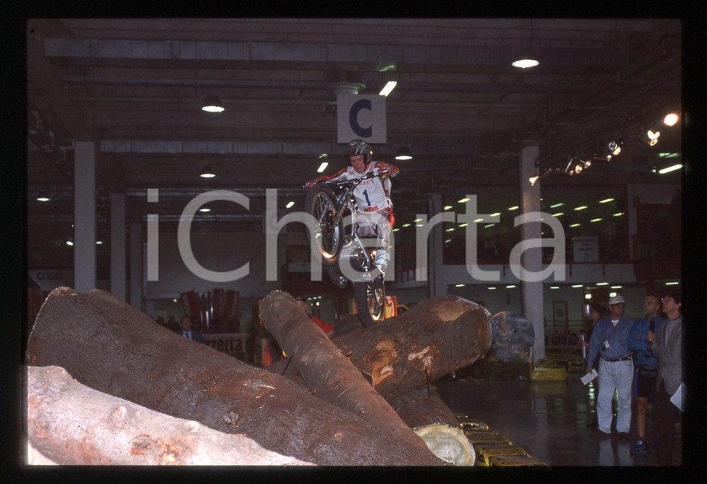 MOTOCLUB LAZZATE - Campionato TRIAL INDOOR - MILANO 2000 35 mm vintage slide 35 Diapositiva d'epoca, in formato 35 mm.CONDIZIONI: GOODE' severamente vietata la riproduzione. Tutti i diritti sono riservati.Nella diapositiva ICharta mette in vendita, sul negozio eBay e in esclusiva sul sito "icharta" il proprio archivio composto da numerose diapositive e negativi fotografici d'epoca, tutti originali e autentici, che attraversano la storia del costume italiano tra gli la fine degli anni Sessanta e Novanta.Si tratta di uno sguardo inedito sull'attualit&agrave;, la politica, la vita quotidiana, il gossip e la cultura, che fotografa il cambiamento della nazione in quest'ultimo scorcio del XX secolo. Un'occasione unica per il mercato del collezionismo, che vede finalmente disponibile un archivio eccezionale per vastit&agrave;, tematiche e condizioni, in un settore (il negativo fotografico e la diapositiva) di assoluta novit&agrave; e dalle interessanti prospettive di investimento.  GOOD/buono   originale e autentica 1