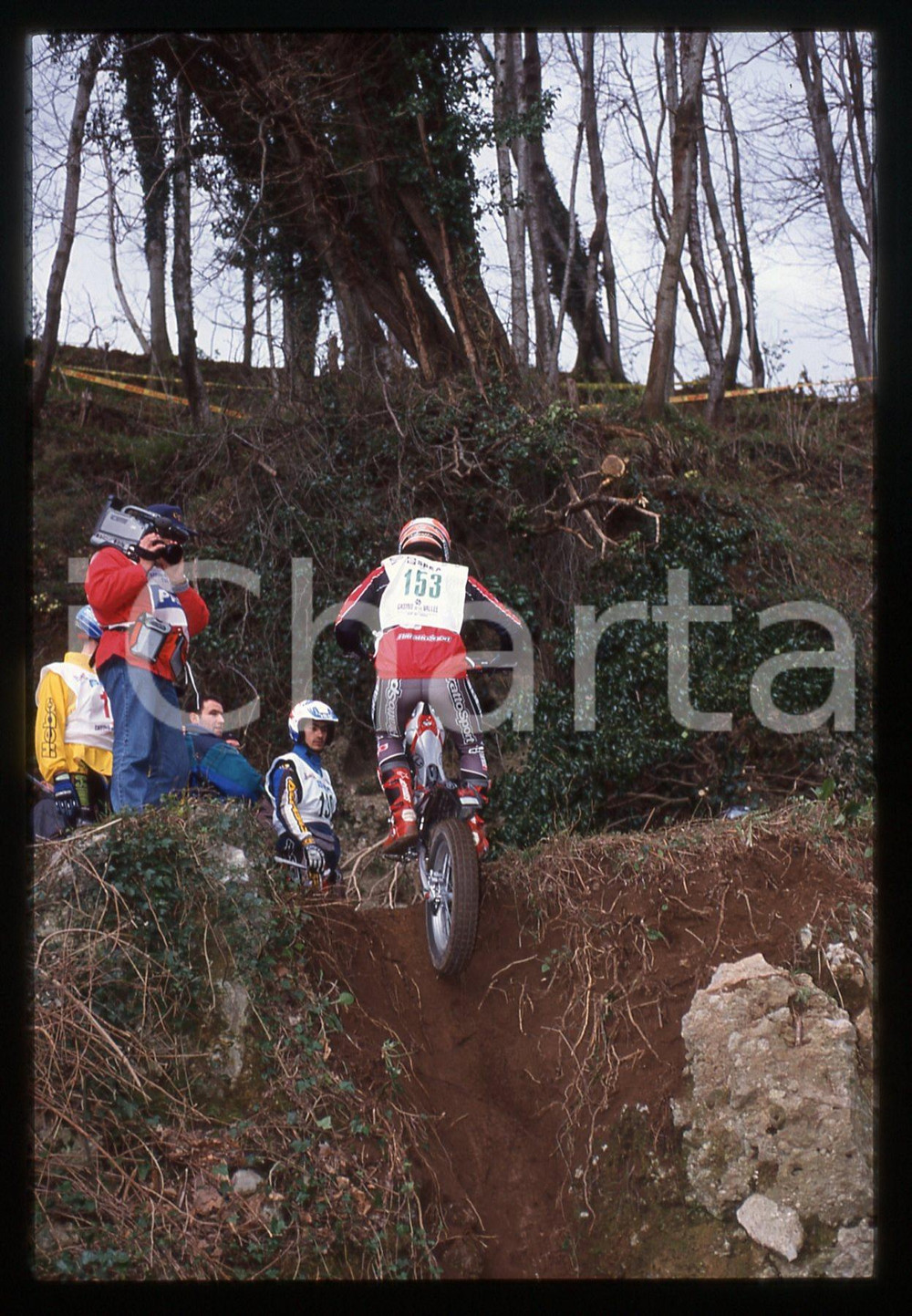 Campionato italiano TRIAL - CAVA DE' TIRRENI 2000 35 mm vintage slide Diapositiva d'epoca, in formato 35 mm.CONDIZIONI: GOODE' severamente vietata la riproduzione. Tutti i diritti sono riservati.Nella diapositiva ICharta mette in vendita, sul negozio eBay e in esclusiva sul sito "icharta" il proprio archivio composto da numerose diapositive e negativi fotografici d'epoca, tutti originali e autentici, che attraversano la storia del costume italiano tra gli la fine degli anni Sessanta e Novanta.Si tratta di uno sguardo inedito sull'attualit&agrave;, la politica, la vita quotidiana, il gossip e la cultura, che fotografa il cambiamento della nazione in quest'ultimo scorcio del XX secolo. Un'occasione unica per il mercato del collezionismo, che vede finalmente disponibile un archivio eccezionale per vastit&agrave;, tematiche e condizioni, in un settore (il negativo fotografico e la diapositiva) di assoluta novit&agrave; e dalle interessanti prospettive di investimento.  GOOD/buono   originale e autentica 1