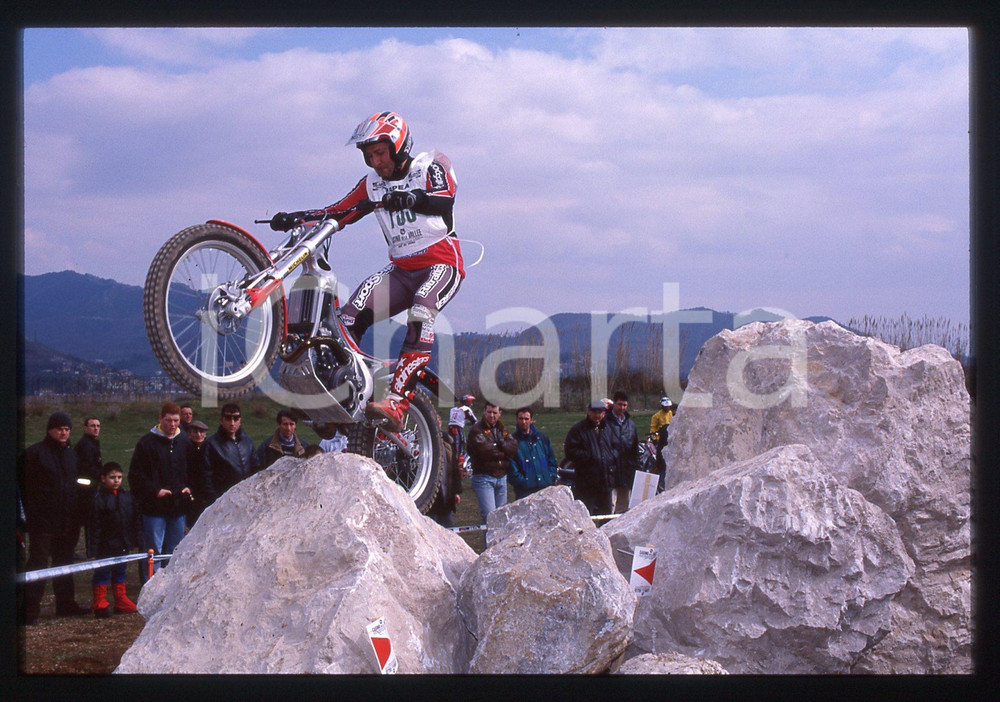 Campionato italiano TRIAL - CAVA DE' TIRRENI 2000 35 mm vintage slide 3 Diapositiva d'epoca, in formato 35 mm.CONDIZIONI: GOODE' severamente vietata la riproduzione. Tutti i diritti sono riservati.Nella diapositiva ICharta mette in vendita, sul negozio eBay e in esclusiva sul sito "icharta" il proprio archivio composto da numerose diapositive e negativi fotografici d'epoca, tutti originali e autentici, che attraversano la storia del costume italiano tra gli la fine degli anni Sessanta e Novanta.Si tratta di uno sguardo inedito sull'attualit&agrave;, la politica, la vita quotidiana, il gossip e la cultura, che fotografa il cambiamento della nazione in quest'ultimo scorcio del XX secolo. Un'occasione unica per il mercato del collezionismo, che vede finalmente disponibile un archivio eccezionale per vastit&agrave;, tematiche e condizioni, in un settore (il negativo fotografico e la diapositiva) di assoluta novit&agrave; e dalle interessanti prospettive di investimento.  GOOD/buono   originale e autentica 1