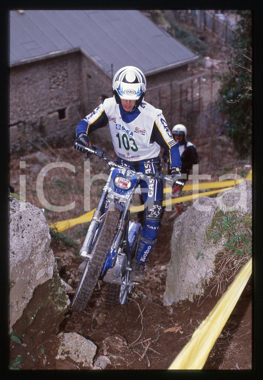 Campionato italiano TRIAL - CAVA DE' TIRRENI 2000 35 mm vintage slide 7 Diapositiva d'epoca, in formato 35 mm.CONDIZIONI: GOODE' severamente vietata la riproduzione. Tutti i diritti sono riservati.Nella diapositiva ICharta mette in vendita, sul negozio eBay e in esclusiva sul sito "icharta" il proprio archivio composto da numerose diapositive e negativi fotografici d'epoca, tutti originali e autentici, che attraversano la storia del costume italiano tra gli la fine degli anni Sessanta e Novanta.Si tratta di uno sguardo inedito sull'attualit&agrave;, la politica, la vita quotidiana, il gossip e la cultura, che fotografa il cambiamento della nazione in quest'ultimo scorcio del XX secolo. Un'occasione unica per il mercato del collezionismo, che vede finalmente disponibile un archivio eccezionale per vastit&agrave;, tematiche e condizioni, in un settore (il negativo fotografico e la diapositiva) di assoluta novit&agrave; e dalle interessanti prospettive di investimento.  GOOD/buono   originale e autentica 1