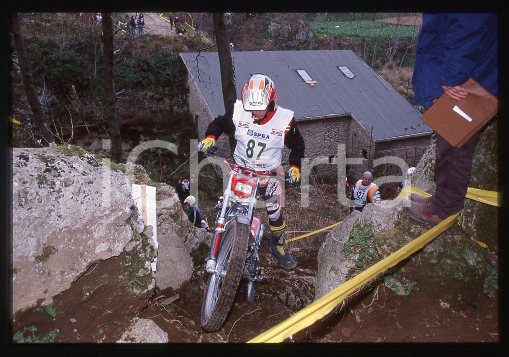 Campionato italiano TRIAL - CAVA DE' TIRRENI 2000 35 mm vintage slide 8 Diapositiva d'epoca, in formato 35 mm.CONDIZIONI: GOODE' severamente vietata la riproduzione. Tutti i diritti sono riservati.Nella diapositiva ICharta mette in vendita, sul negozio eBay e in esclusiva sul sito "icharta" il proprio archivio composto da numerose diapositive e negativi fotografici d'epoca, tutti originali e autentici, che attraversano la storia del costume italiano tra gli la fine degli anni Sessanta e Novanta.Si tratta di uno sguardo inedito sull'attualit&agrave;, la politica, la vita quotidiana, il gossip e la cultura, che fotografa il cambiamento della nazione in quest'ultimo scorcio del XX secolo. Un'occasione unica per il mercato del collezionismo, che vede finalmente disponibile un archivio eccezionale per vastit&agrave;, tematiche e condizioni, in un settore (il negativo fotografico e la diapositiva) di assoluta novit&agrave; e dalle interessanti prospettive di investimento.  GOOD/buono   originale e autentica 1