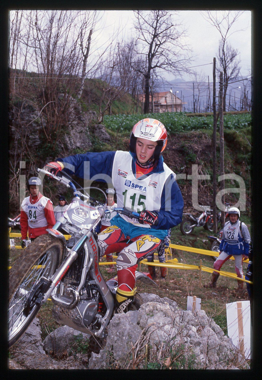 Campionato italiano TRIAL - CAVA DE' TIRRENI 2000 35 mm vintage slide 10 Diapositiva d'epoca, in formato 35 mm.CONDIZIONI: GOODE' severamente vietata la riproduzione. Tutti i diritti sono riservati.Nella diapositiva ICharta mette in vendita, sul negozio eBay e in esclusiva sul sito "icharta" il proprio archivio composto da numerose diapositive e negativi fotografici d'epoca, tutti originali e autentici, che attraversano la storia del costume italiano tra gli la fine degli anni Sessanta e Novanta.Si tratta di uno sguardo inedito sull'attualit&agrave;, la politica, la vita quotidiana, il gossip e la cultura, che fotografa il cambiamento della nazione in quest'ultimo scorcio del XX secolo. Un'occasione unica per il mercato del collezionismo, che vede finalmente disponibile un archivio eccezionale per vastit&agrave;, tematiche e condizioni, in un settore (il negativo fotografico e la diapositiva) di assoluta novit&agrave; e dalle interessanti prospettive di investimento.  GOOD/buono   originale e autentica 1