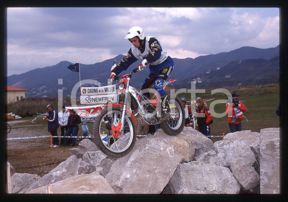 Campionato italiano TRIAL - CAVA DE' TIRRENI 2000 35 mm vintage slide 12 Diapositiva d'epoca, in formato 35 mm.CONDIZIONI: GOODE' severamente vietata la riproduzione. Tutti i diritti sono riservati.Nella diapositiva ICharta mette in vendita, sul negozio eBay e in esclusiva sul sito "icharta" il proprio archivio composto da numerose diapositive e negativi fotografici d'epoca, tutti originali e autentici, che attraversano la storia del costume italiano tra gli la fine degli anni Sessanta e Novanta.Si tratta di uno sguardo inedito sull'attualit&agrave;, la politica, la vita quotidiana, il gossip e la cultura, che fotografa il cambiamento della nazione in quest'ultimo scorcio del XX secolo. Un'occasione unica per il mercato del collezionismo, che vede finalmente disponibile un archivio eccezionale per vastit&agrave;, tematiche e condizioni, in un settore (il negativo fotografico e la diapositiva) di assoluta novit&agrave; e dalle interessanti prospettive di investimento.  GOOD/buono   originale e autentica 1