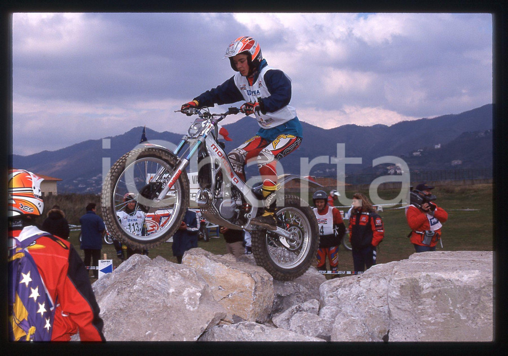 Campionato italiano TRIAL - CAVA DE' TIRRENI 2000 35 mm vintage slide 13 Diapositiva d'epoca, in formato 35 mm.CONDIZIONI: GOODE' severamente vietata la riproduzione. Tutti i diritti sono riservati.Nella diapositiva ICharta mette in vendita, sul negozio eBay e in esclusiva sul sito "icharta" il proprio archivio composto da numerose diapositive e negativi fotografici d'epoca, tutti originali e autentici, che attraversano la storia del costume italiano tra gli la fine degli anni Sessanta e Novanta.Si tratta di uno sguardo inedito sull'attualit&agrave;, la politica, la vita quotidiana, il gossip e la cultura, che fotografa il cambiamento della nazione in quest'ultimo scorcio del XX secolo. Un'occasione unica per il mercato del collezionismo, che vede finalmente disponibile un archivio eccezionale per vastit&agrave;, tematiche e condizioni, in un settore (il negativo fotografico e la diapositiva) di assoluta novit&agrave; e dalle interessanti prospettive di investimento.  GOOD/buono   originale e autentica 1