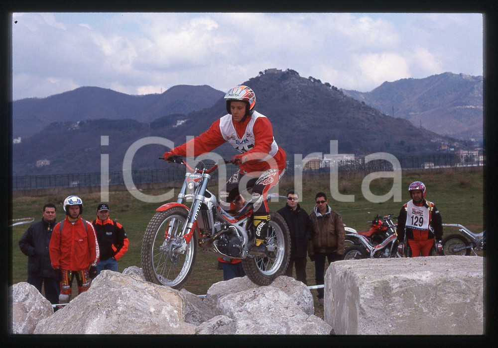 Campionato italiano TRIAL - CAVA DE' TIRRENI 2000 35 mm vintage slide 15 Diapositiva d'epoca, in formato 35 mm.CONDIZIONI: GOODE' severamente vietata la riproduzione. Tutti i diritti sono riservati.Nella diapositiva ICharta mette in vendita, sul negozio eBay e in esclusiva sul sito "icharta" il proprio archivio composto da numerose diapositive e negativi fotografici d'epoca, tutti originali e autentici, che attraversano la storia del costume italiano tra gli la fine degli anni Sessanta e Novanta.Si tratta di uno sguardo inedito sull'attualit&agrave;, la politica, la vita quotidiana, il gossip e la cultura, che fotografa il cambiamento della nazione in quest'ultimo scorcio del XX secolo. Un'occasione unica per il mercato del collezionismo, che vede finalmente disponibile un archivio eccezionale per vastit&agrave;, tematiche e condizioni, in un settore (il negativo fotografico e la diapositiva) di assoluta novit&agrave; e dalle interessanti prospettive di investimento.  GOOD/buono   originale e autentica 1