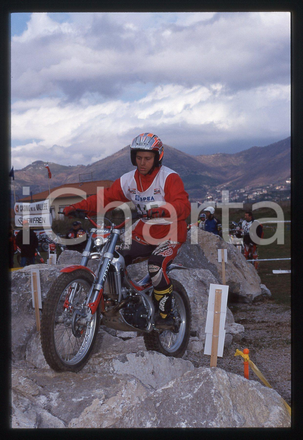 Campionato italiano TRIAL - CAVA DE' TIRRENI 2000 35 mm vintage slide 16 Diapositiva d'epoca, in formato 35 mm.CONDIZIONI: GOODE' severamente vietata la riproduzione. Tutti i diritti sono riservati.Nella diapositiva ICharta mette in vendita, sul negozio eBay e in esclusiva sul sito "icharta" il proprio archivio composto da numerose diapositive e negativi fotografici d'epoca, tutti originali e autentici, che attraversano la storia del costume italiano tra gli la fine degli anni Sessanta e Novanta.Si tratta di uno sguardo inedito sull'attualit&agrave;, la politica, la vita quotidiana, il gossip e la cultura, che fotografa il cambiamento della nazione in quest'ultimo scorcio del XX secolo. Un'occasione unica per il mercato del collezionismo, che vede finalmente disponibile un archivio eccezionale per vastit&agrave;, tematiche e condizioni, in un settore (il negativo fotografico e la diapositiva) di assoluta novit&agrave; e dalle interessanti prospettive di investimento.  GOOD/buono   originale e autentica 1