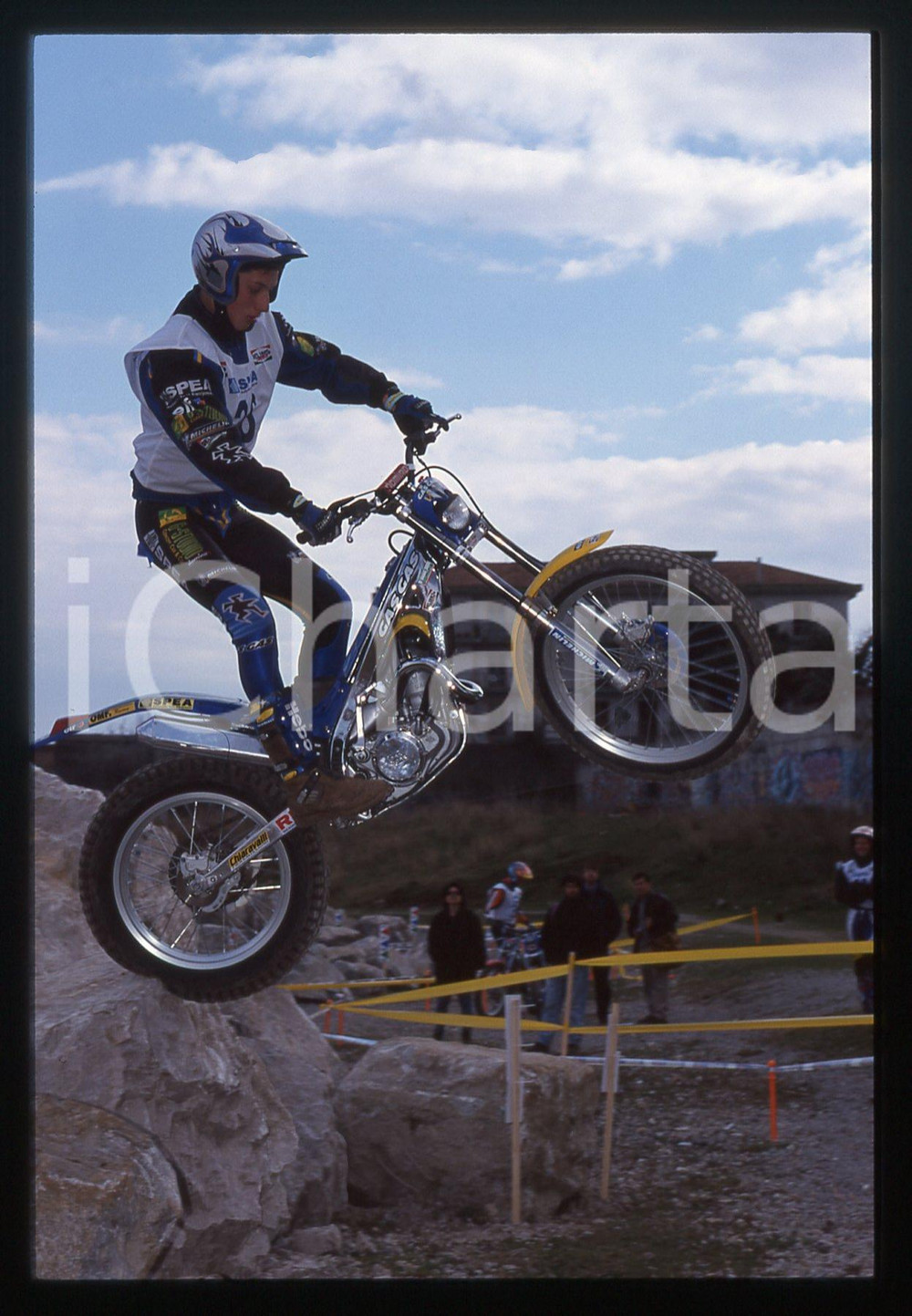 Campionato italiano TRIAL - CAVA DE' TIRRENI 2000 35 mm vintage slide 17 Diapositiva d'epoca, in formato 35 mm.CONDIZIONI: GOODE' severamente vietata la riproduzione. Tutti i diritti sono riservati.Nella diapositiva ICharta mette in vendita, sul negozio eBay e in esclusiva sul sito "icharta" il proprio archivio composto da numerose diapositive e negativi fotografici d'epoca, tutti originali e autentici, che attraversano la storia del costume italiano tra gli la fine degli anni Sessanta e Novanta.Si tratta di uno sguardo inedito sull'attualit&agrave;, la politica, la vita quotidiana, il gossip e la cultura, che fotografa il cambiamento della nazione in quest'ultimo scorcio del XX secolo. Un'occasione unica per il mercato del collezionismo, che vede finalmente disponibile un archivio eccezionale per vastit&agrave;, tematiche e condizioni, in un settore (il negativo fotografico e la diapositiva) di assoluta novit&agrave; e dalle interessanti prospettive di investimento.  GOOD/buono   originale e autentica 1