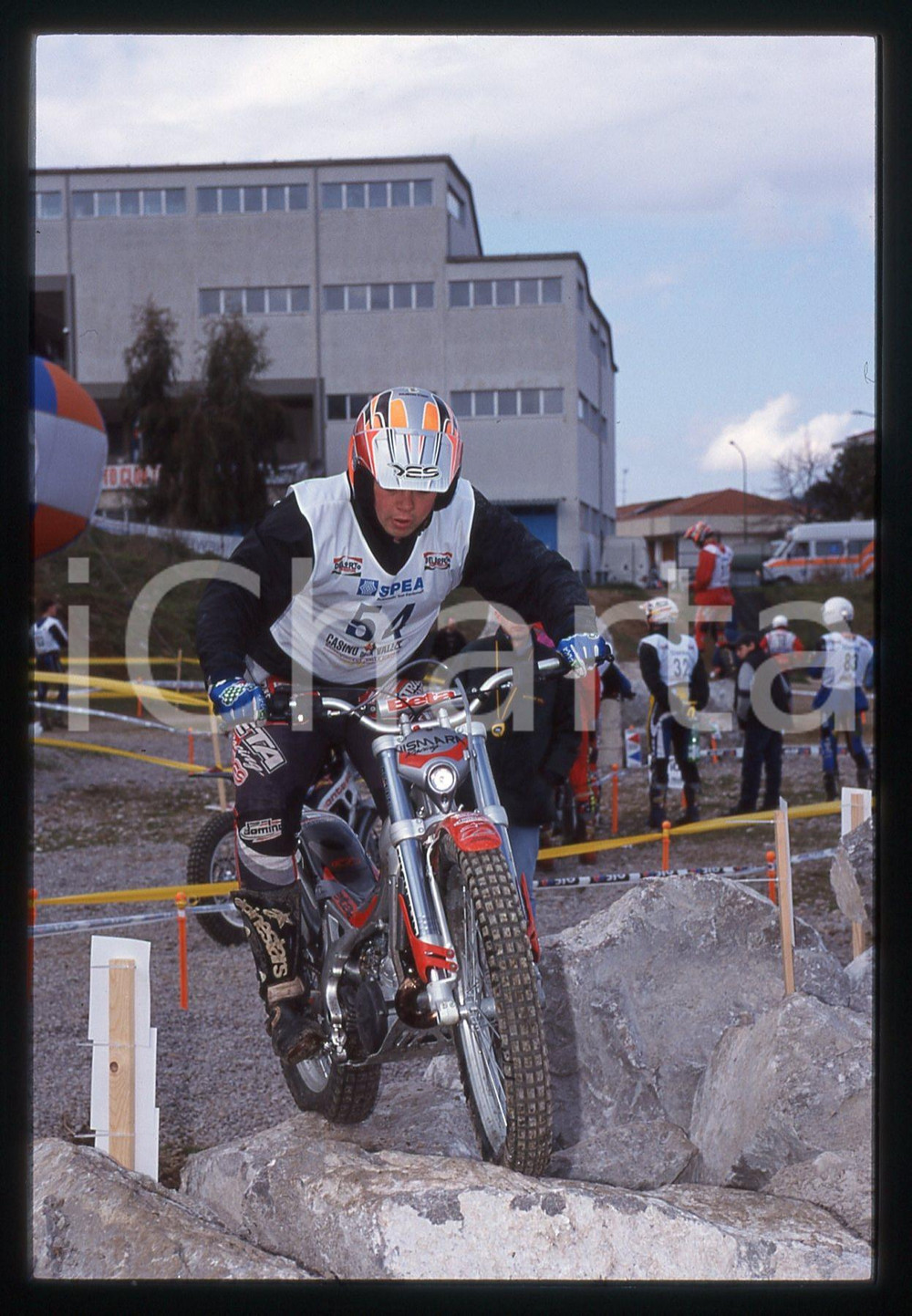Campionato italiano TRIAL - CAVA DE' TIRRENI 2000 35 mm vintage slide 18 Diapositiva d'epoca, in formato 35 mm.CONDIZIONI: GOODE' severamente vietata la riproduzione. Tutti i diritti sono riservati.Nella diapositiva ICharta mette in vendita, sul negozio eBay e in esclusiva sul sito "icharta" il proprio archivio composto da numerose diapositive e negativi fotografici d'epoca, tutti originali e autentici, che attraversano la storia del costume italiano tra gli la fine degli anni Sessanta e Novanta.Si tratta di uno sguardo inedito sull'attualit&agrave;, la politica, la vita quotidiana, il gossip e la cultura, che fotografa il cambiamento della nazione in quest'ultimo scorcio del XX secolo. Un'occasione unica per il mercato del collezionismo, che vede finalmente disponibile un archivio eccezionale per vastit&agrave;, tematiche e condizioni, in un settore (il negativo fotografico e la diapositiva) di assoluta novit&agrave; e dalle interessanti prospettive di investimento.  GOOD/buono   originale e autentica 1