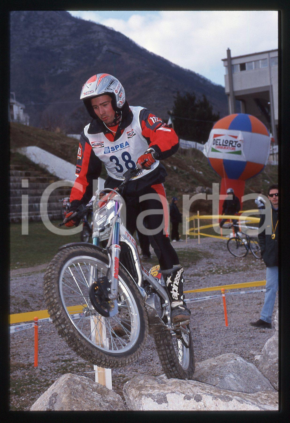 Campionato italiano TRIAL - CAVA DE' TIRRENI 2000 35 mm vintage slide 19 Diapositiva d'epoca, in formato 35 mm.CONDIZIONI: GOODE' severamente vietata la riproduzione. Tutti i diritti sono riservati.Nella diapositiva ICharta mette in vendita, sul negozio eBay e in esclusiva sul sito "icharta" il proprio archivio composto da numerose diapositive e negativi fotografici d'epoca, tutti originali e autentici, che attraversano la storia del costume italiano tra gli la fine degli anni Sessanta e Novanta.Si tratta di uno sguardo inedito sull'attualit&agrave;, la politica, la vita quotidiana, il gossip e la cultura, che fotografa il cambiamento della nazione in quest'ultimo scorcio del XX secolo. Un'occasione unica per il mercato del collezionismo, che vede finalmente disponibile un archivio eccezionale per vastit&agrave;, tematiche e condizioni, in un settore (il negativo fotografico e la diapositiva) di assoluta novit&agrave; e dalle interessanti prospettive di investimento.  GOOD/buono   originale e autentica 1