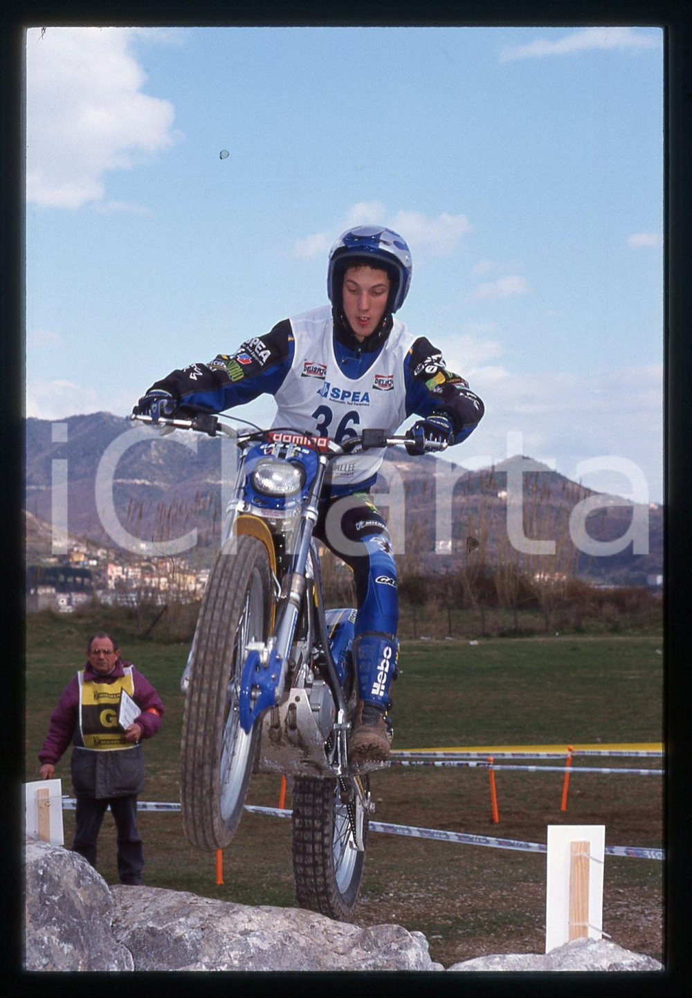 Campionato italiano TRIAL - CAVA DE' TIRRENI 2000 35 mm vintage slide 20 Diapositiva d'epoca, in formato 35 mm.CONDIZIONI: GOODE' severamente vietata la riproduzione. Tutti i diritti sono riservati.Nella diapositiva ICharta mette in vendita, sul negozio eBay e in esclusiva sul sito "icharta" il proprio archivio composto da numerose diapositive e negativi fotografici d'epoca, tutti originali e autentici, che attraversano la storia del costume italiano tra gli la fine degli anni Sessanta e Novanta.Si tratta di uno sguardo inedito sull'attualit&agrave;, la politica, la vita quotidiana, il gossip e la cultura, che fotografa il cambiamento della nazione in quest'ultimo scorcio del XX secolo. Un'occasione unica per il mercato del collezionismo, che vede finalmente disponibile un archivio eccezionale per vastit&agrave;, tematiche e condizioni, in un settore (il negativo fotografico e la diapositiva) di assoluta novit&agrave; e dalle interessanti prospettive di investimento.  GOOD/buono   originale e autentica 1