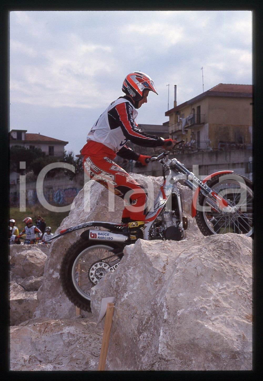 Campionato italiano TRIAL - CAVA DE' TIRRENI 2000 35 mm vintage slide 21 Diapositiva d'epoca, in formato 35 mm.CONDIZIONI: GOODE' severamente vietata la riproduzione. Tutti i diritti sono riservati.Nella diapositiva ICharta mette in vendita, sul negozio eBay e in esclusiva sul sito "icharta" il proprio archivio composto da numerose diapositive e negativi fotografici d'epoca, tutti originali e autentici, che attraversano la storia del costume italiano tra gli la fine degli anni Sessanta e Novanta.Si tratta di uno sguardo inedito sull'attualit&agrave;, la politica, la vita quotidiana, il gossip e la cultura, che fotografa il cambiamento della nazione in quest'ultimo scorcio del XX secolo. Un'occasione unica per il mercato del collezionismo, che vede finalmente disponibile un archivio eccezionale per vastit&agrave;, tematiche e condizioni, in un settore (il negativo fotografico e la diapositiva) di assoluta novit&agrave; e dalle interessanti prospettive di investimento.  GOOD/buono   originale e autentica 1