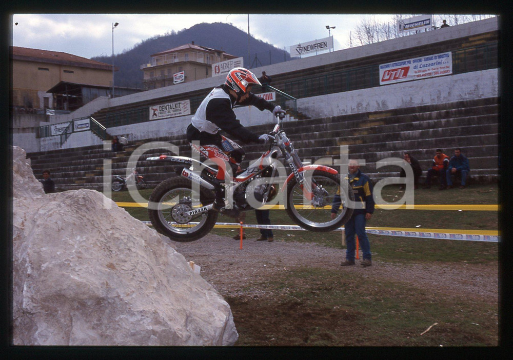 Campionato italiano TRIAL - CAVA DE' TIRRENI 2000 35 mm vintage slide 22 Diapositiva d'epoca, in formato 35 mm.CONDIZIONI: GOODE' severamente vietata la riproduzione. Tutti i diritti sono riservati.Nella diapositiva ICharta mette in vendita, sul negozio eBay e in esclusiva sul sito "icharta" il proprio archivio composto da numerose diapositive e negativi fotografici d'epoca, tutti originali e autentici, che attraversano la storia del costume italiano tra gli la fine degli anni Sessanta e Novanta.Si tratta di uno sguardo inedito sull'attualit&agrave;, la politica, la vita quotidiana, il gossip e la cultura, che fotografa il cambiamento della nazione in quest'ultimo scorcio del XX secolo. Un'occasione unica per il mercato del collezionismo, che vede finalmente disponibile un archivio eccezionale per vastit&agrave;, tematiche e condizioni, in un settore (il negativo fotografico e la diapositiva) di assoluta novit&agrave; e dalle interessanti prospettive di investimento.  GOOD/buono   originale e autentica 1