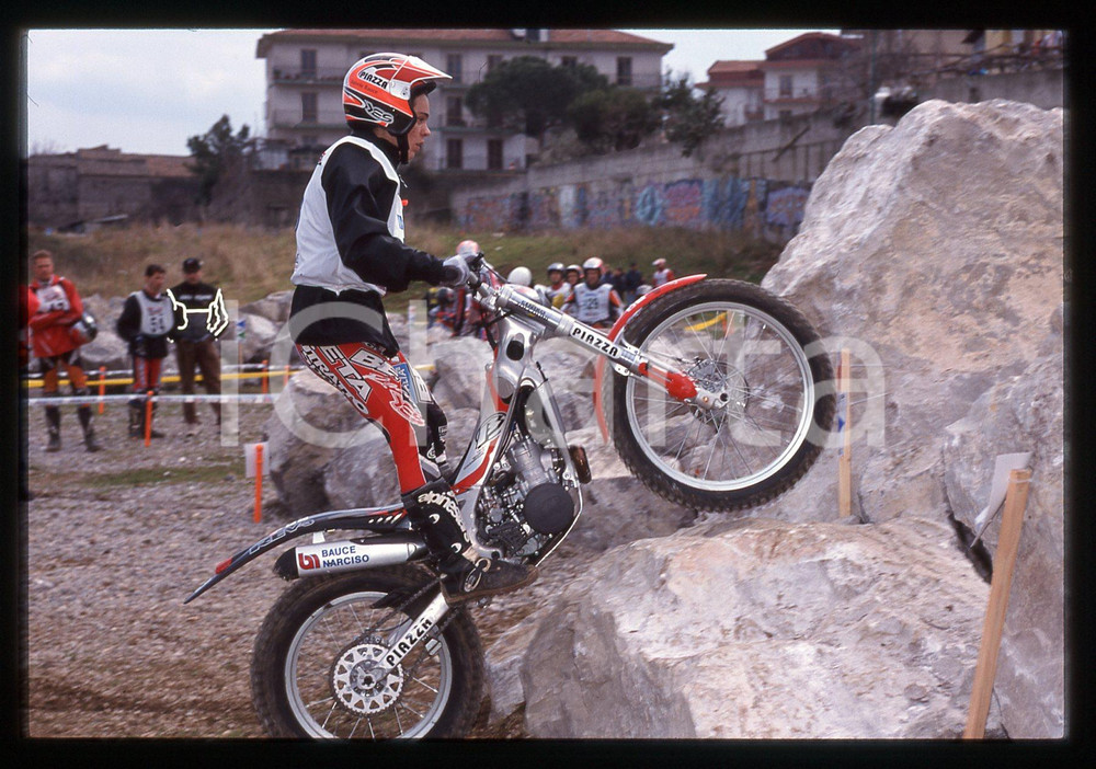 Campionato italiano TRIAL - CAVA DE' TIRRENI 2000 35 mm vintage slide 23 Diapositiva d'epoca, in formato 35 mm.CONDIZIONI: GOODE' severamente vietata la riproduzione. Tutti i diritti sono riservati.Nella diapositiva ICharta mette in vendita, sul negozio eBay e in esclusiva sul sito "icharta" il proprio archivio composto da numerose diapositive e negativi fotografici d'epoca, tutti originali e autentici, che attraversano la storia del costume italiano tra gli la fine degli anni Sessanta e Novanta.Si tratta di uno sguardo inedito sull'attualit&agrave;, la politica, la vita quotidiana, il gossip e la cultura, che fotografa il cambiamento della nazione in quest'ultimo scorcio del XX secolo. Un'occasione unica per il mercato del collezionismo, che vede finalmente disponibile un archivio eccezionale per vastit&agrave;, tematiche e condizioni, in un settore (il negativo fotografico e la diapositiva) di assoluta novit&agrave; e dalle interessanti prospettive di investimento.  GOOD/buono   originale e autentica 1
