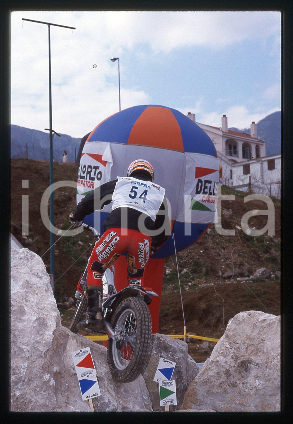 Campionato italiano TRIAL - CAVA DE' TIRRENI 2000 35 mm vintage slide 24 Diapositiva d'epoca, in formato 35 mm.CONDIZIONI: GOODE' severamente vietata la riproduzione. Tutti i diritti sono riservati.Nella diapositiva ICharta mette in vendita, sul negozio eBay e in esclusiva sul sito "icharta" il proprio archivio composto da numerose diapositive e negativi fotografici d'epoca, tutti originali e autentici, che attraversano la storia del costume italiano tra gli la fine degli anni Sessanta e Novanta.Si tratta di uno sguardo inedito sull'attualit&agrave;, la politica, la vita quotidiana, il gossip e la cultura, che fotografa il cambiamento della nazione in quest'ultimo scorcio del XX secolo. Un'occasione unica per il mercato del collezionismo, che vede finalmente disponibile un archivio eccezionale per vastit&agrave;, tematiche e condizioni, in un settore (il negativo fotografico e la diapositiva) di assoluta novit&agrave; e dalle interessanti prospettive di investimento.  GOOD/buono   originale e autentica 1