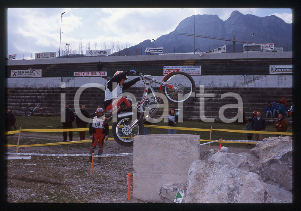 Campionato italiano TRIAL - CAVA DE' TIRRENI 2000 35 mm vintage slide 25 Diapositiva d'epoca, in formato 35 mm.CONDIZIONI: GOODE' severamente vietata la riproduzione. Tutti i diritti sono riservati.Nella diapositiva ICharta mette in vendita, sul negozio eBay e in esclusiva sul sito "icharta" il proprio archivio composto da numerose diapositive e negativi fotografici d'epoca, tutti originali e autentici, che attraversano la storia del costume italiano tra gli la fine degli anni Sessanta e Novanta.Si tratta di uno sguardo inedito sull'attualit&agrave;, la politica, la vita quotidiana, il gossip e la cultura, che fotografa il cambiamento della nazione in quest'ultimo scorcio del XX secolo. Un'occasione unica per il mercato del collezionismo, che vede finalmente disponibile un archivio eccezionale per vastit&agrave;, tematiche e condizioni, in un settore (il negativo fotografico e la diapositiva) di assoluta novit&agrave; e dalle interessanti prospettive di investimento.  GOOD/buono   originale e autentica 1